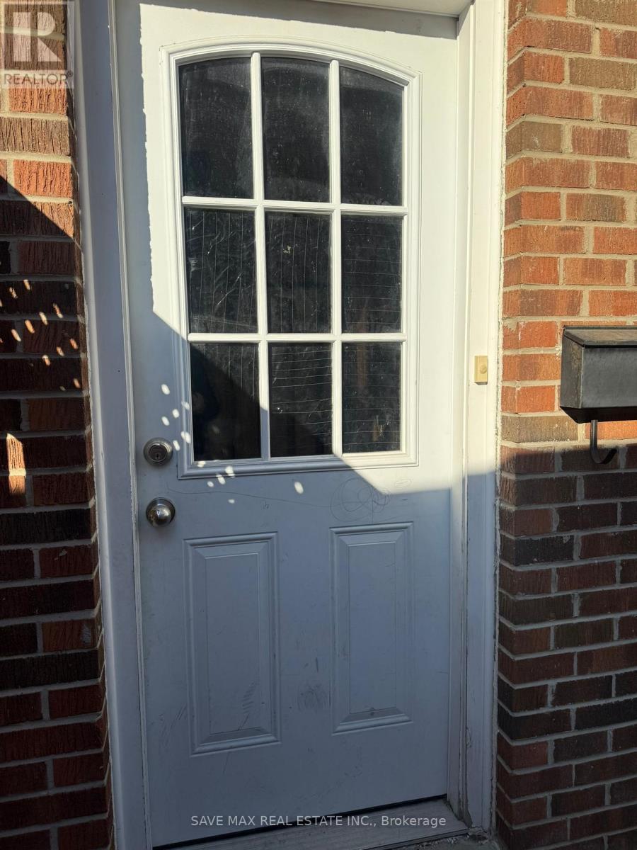 Bsmnt - 2357 Avongate Drive, Mississauga, Ontario  L5C 2X7 - Photo 3 - W12606188