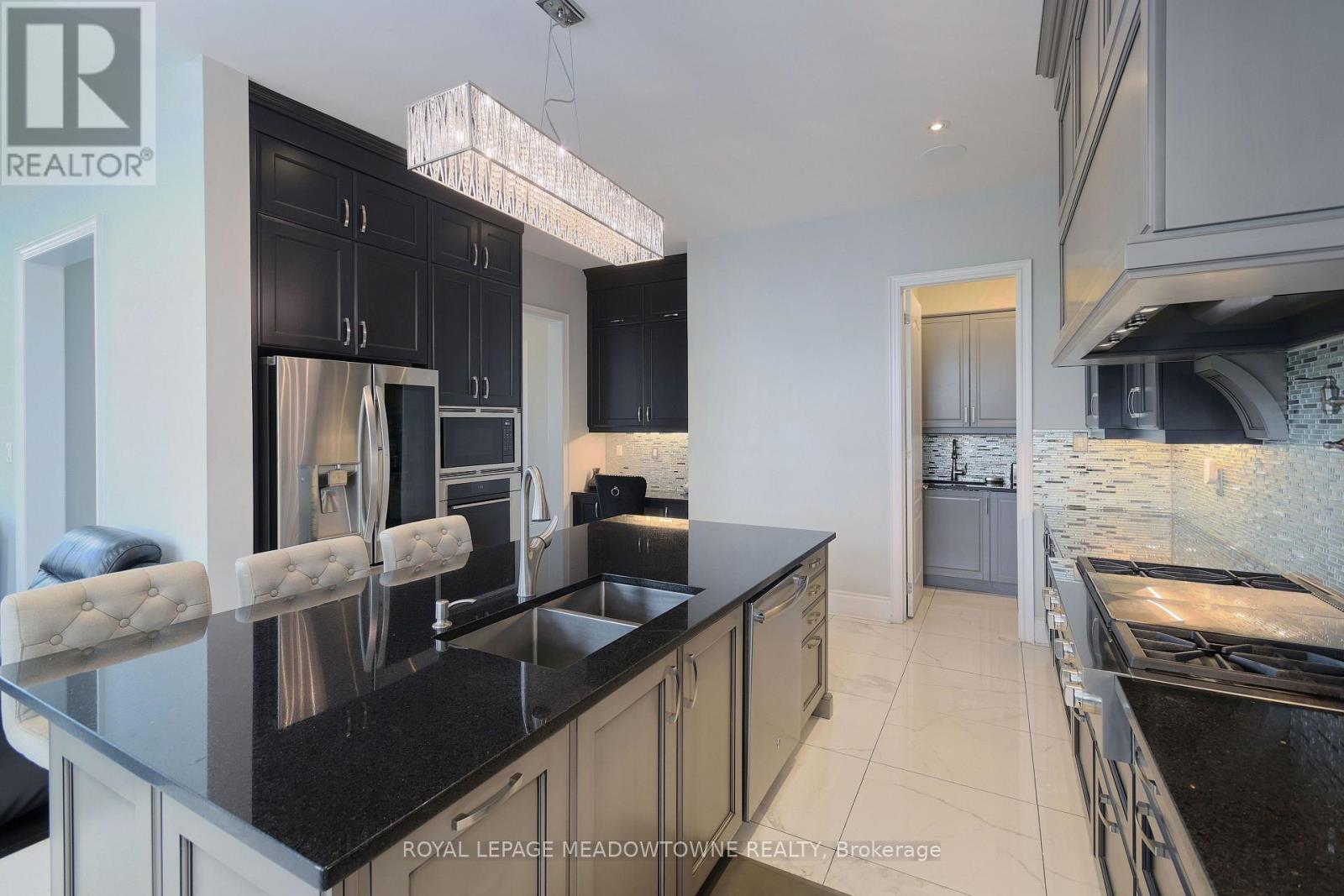 1 Royal West Drive, Brampton, Ontario L6X 2X3 - Photo 10 - W12606200