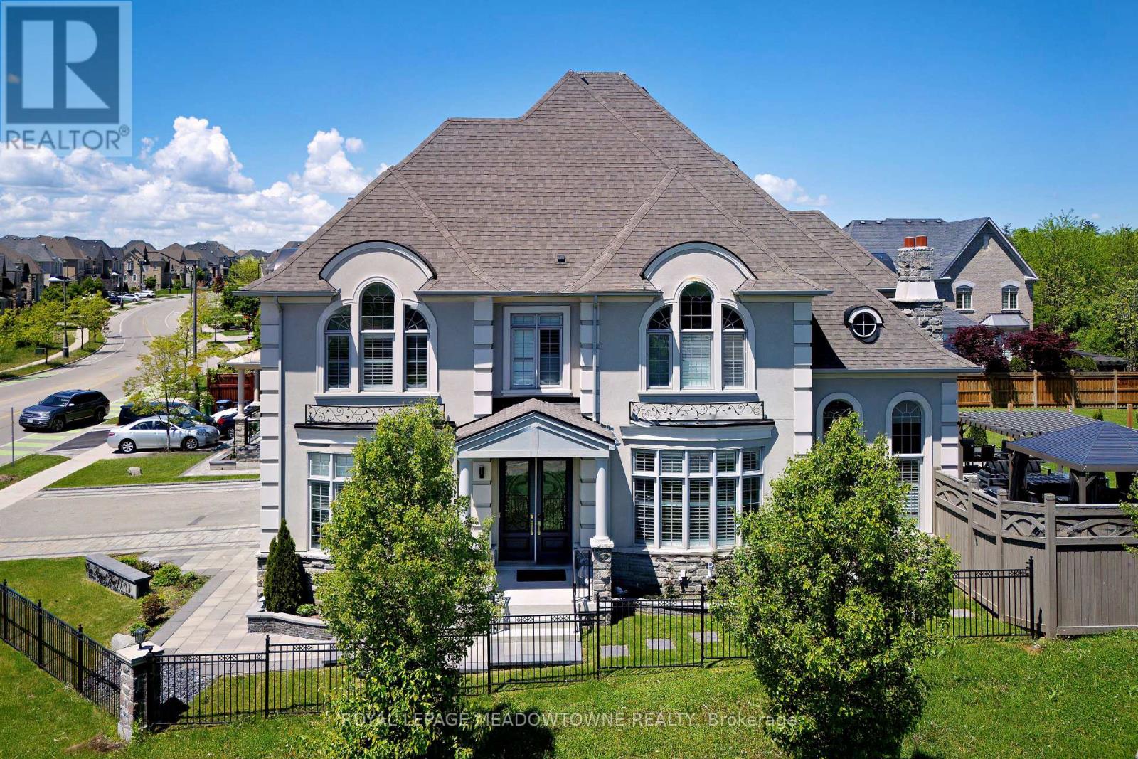 1 Royal West Drive, Brampton, Ontario L6X 2X3 - Photo 2 - W12606200