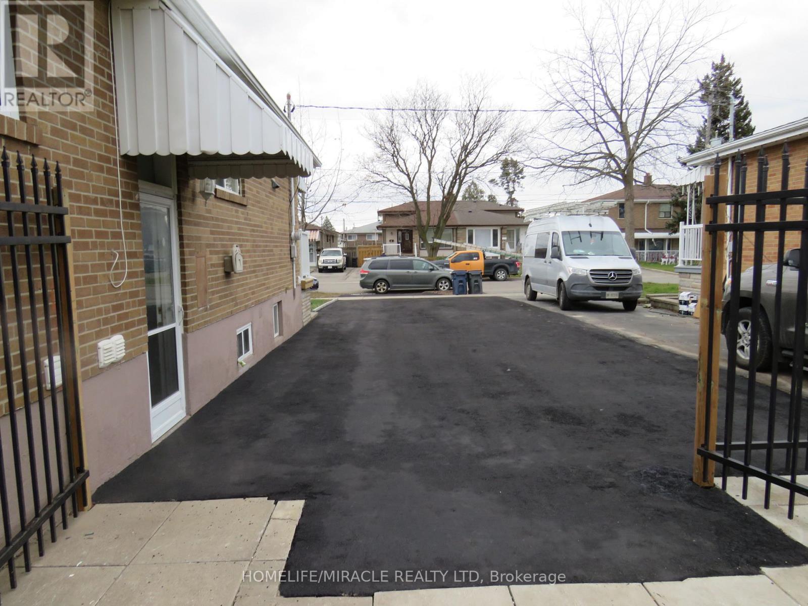 18 Rubydale Gardens, Toronto, Ontario  M9L 1B9 - Photo 6 - W12606232