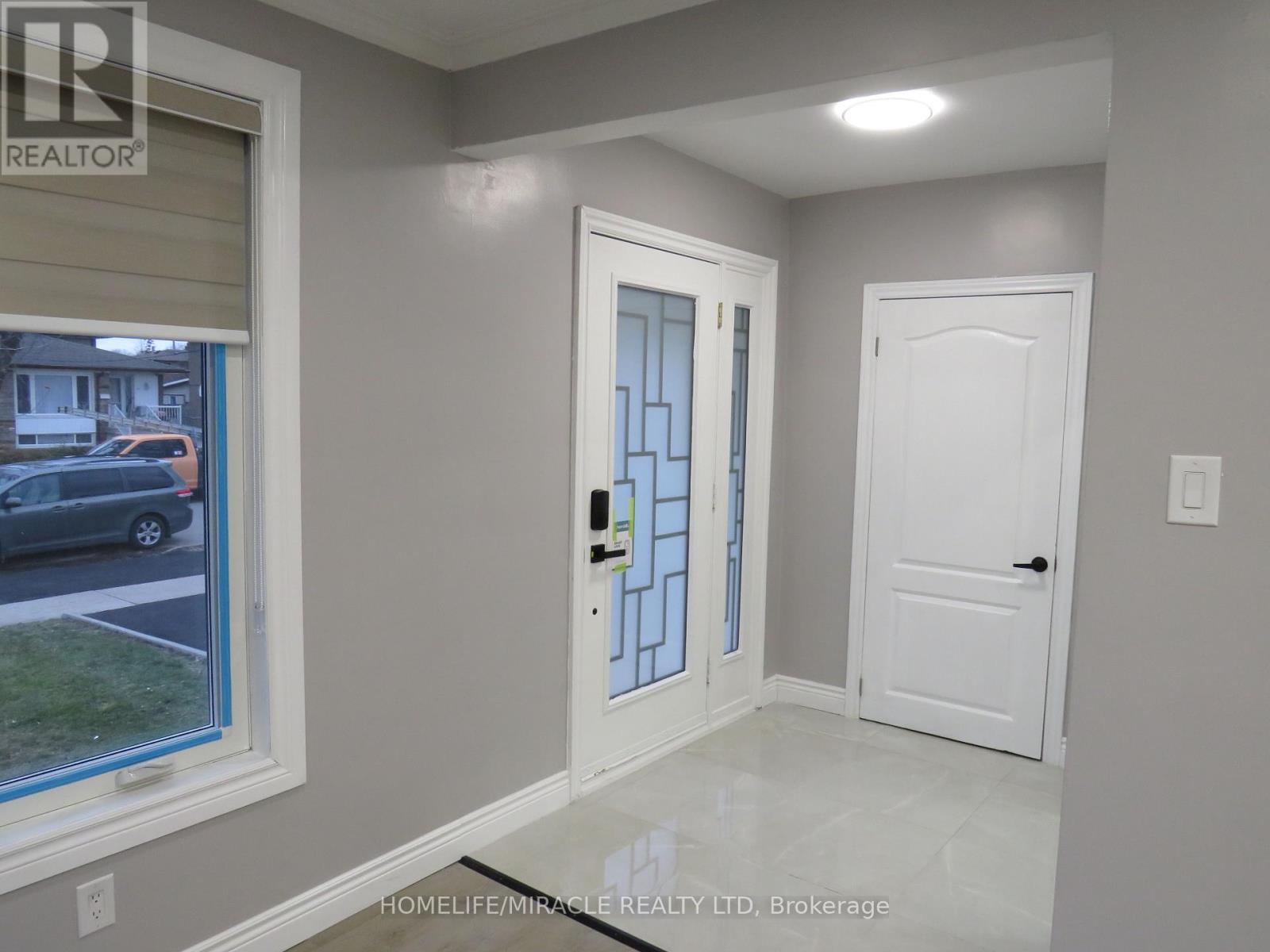 18 Rubydale Gardens, Toronto, Ontario  M9L 1B9 - Photo 9 - W12606232