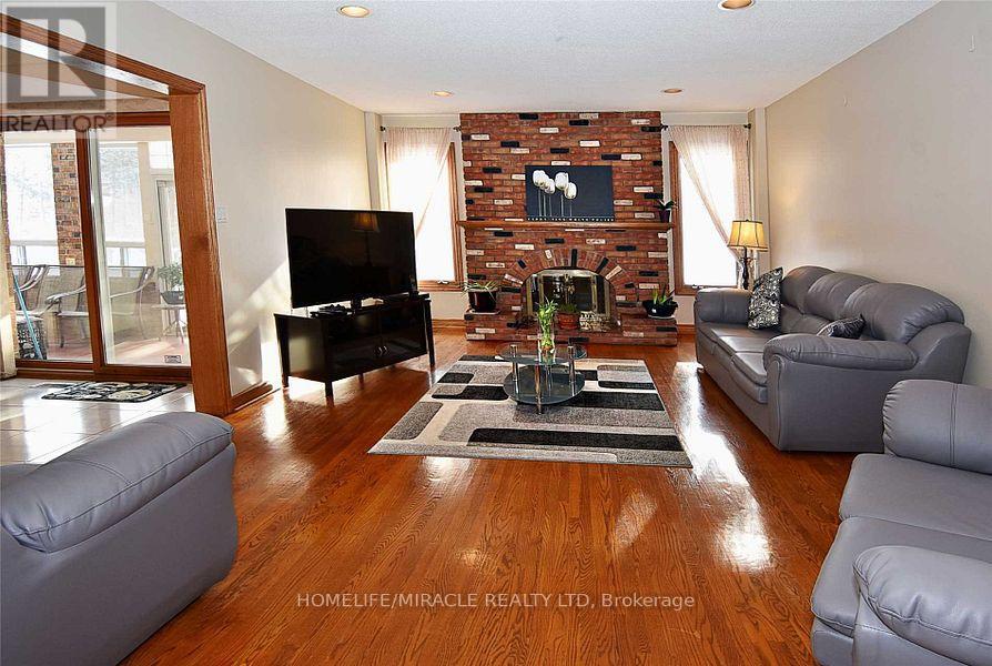 85 Harlow Crescent, Toronto, Ontario  M9V 2Y8 - Photo 7 - W12606260