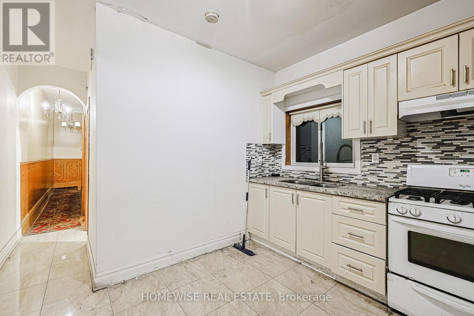 598 Bathurst Street, Toronto, Ontario  M5S 2P9 - Photo 2 - C12606358