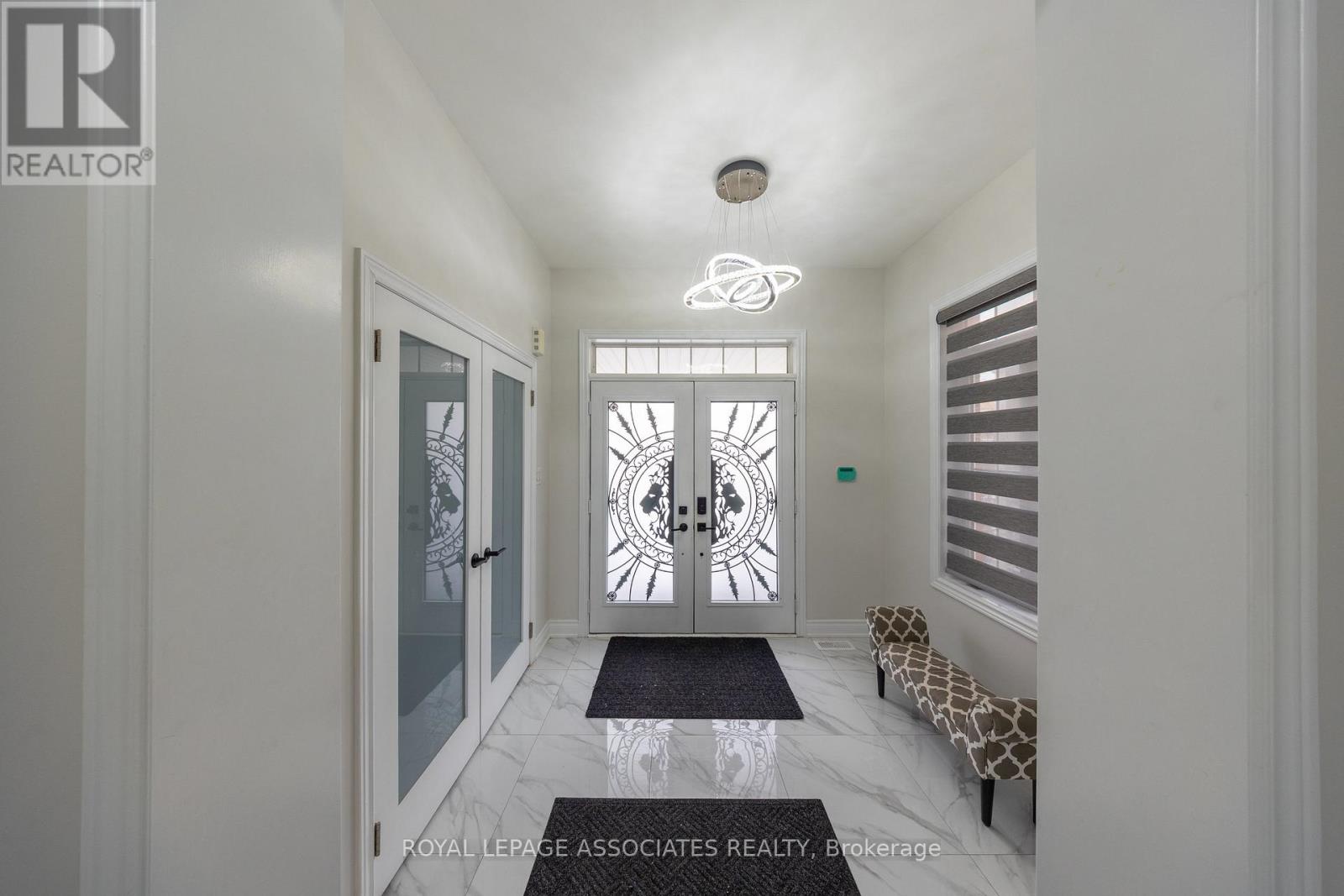 96 Maverick Crescent, Vaughan, Ontario  L6A 4L1 - Photo 4 - N12601446