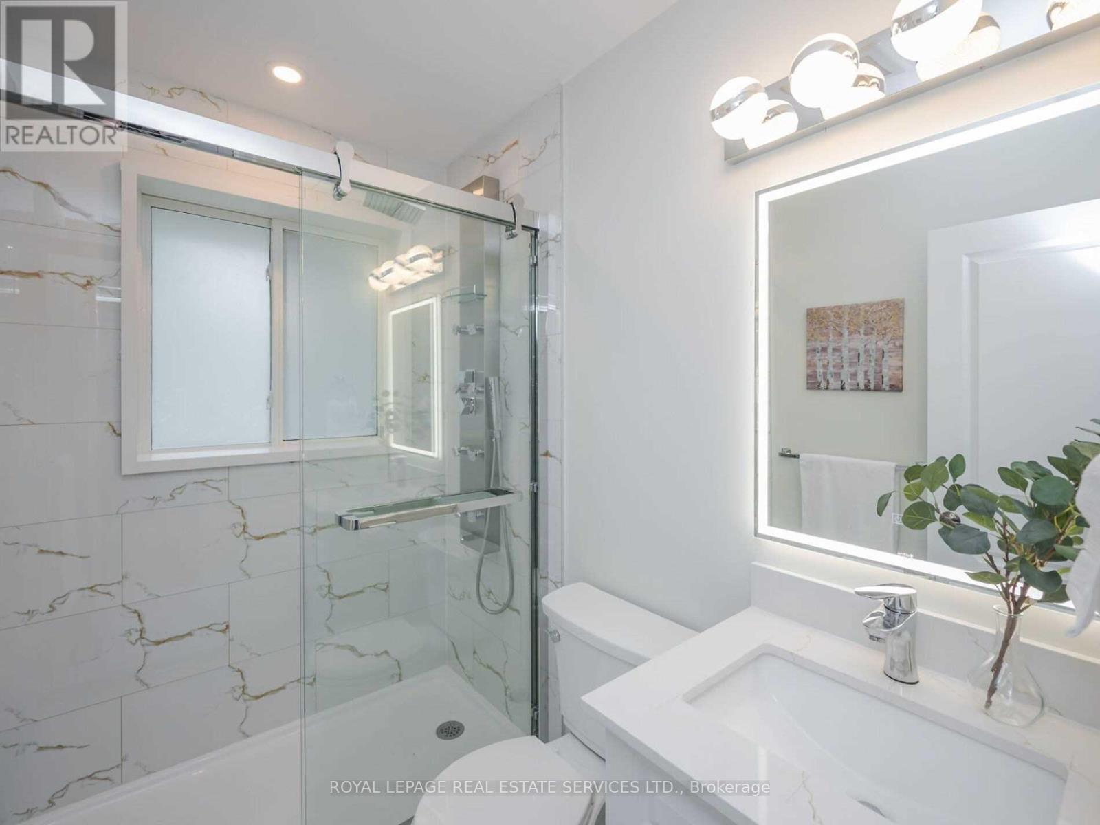 372 Highside Drive, Milton, Ontario L9T 1W7 - Photo 3 - W12605038