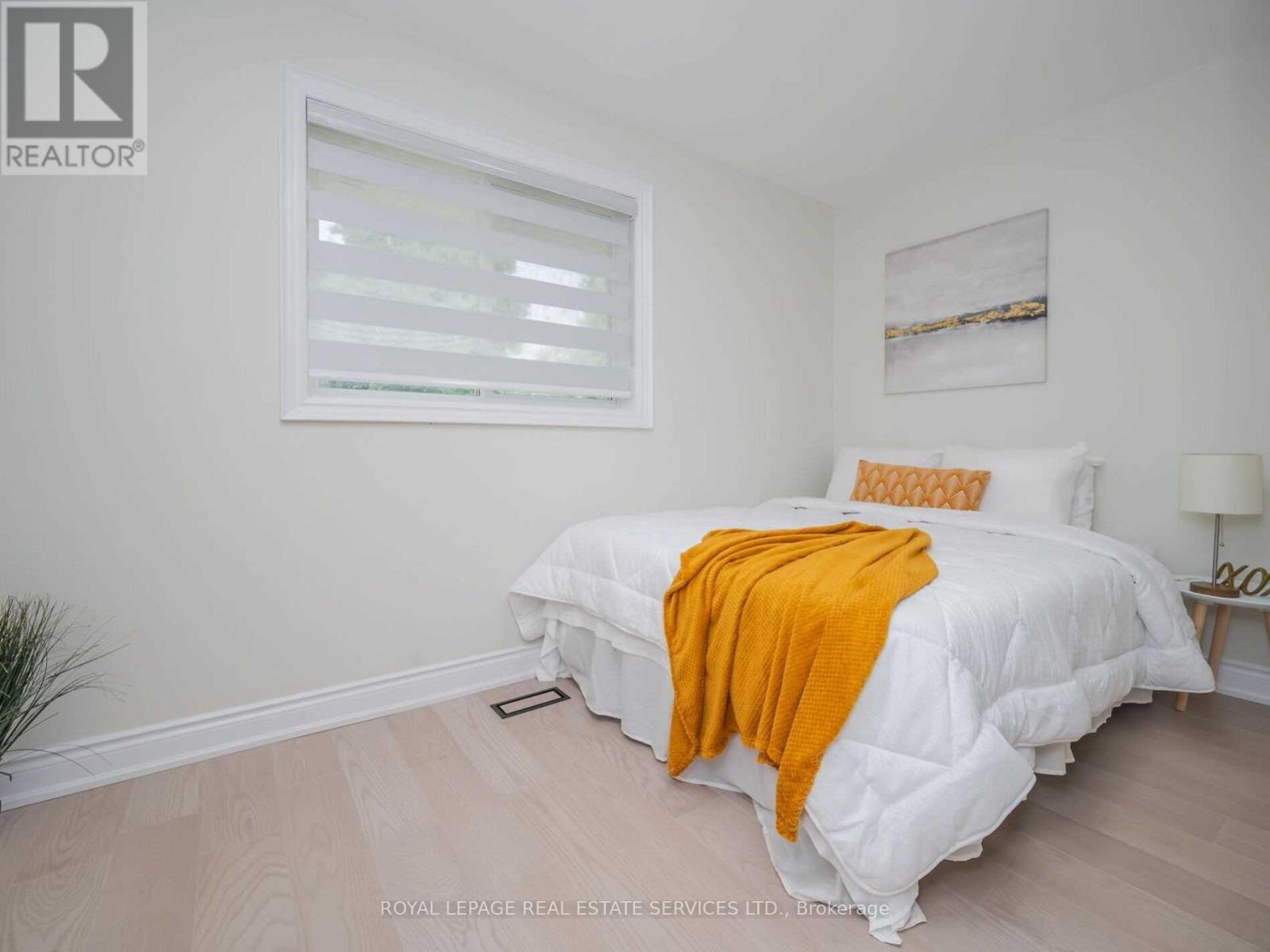 372 Highside Drive, Milton, Ontario L9T 1W7 - Photo 4 - W12605038