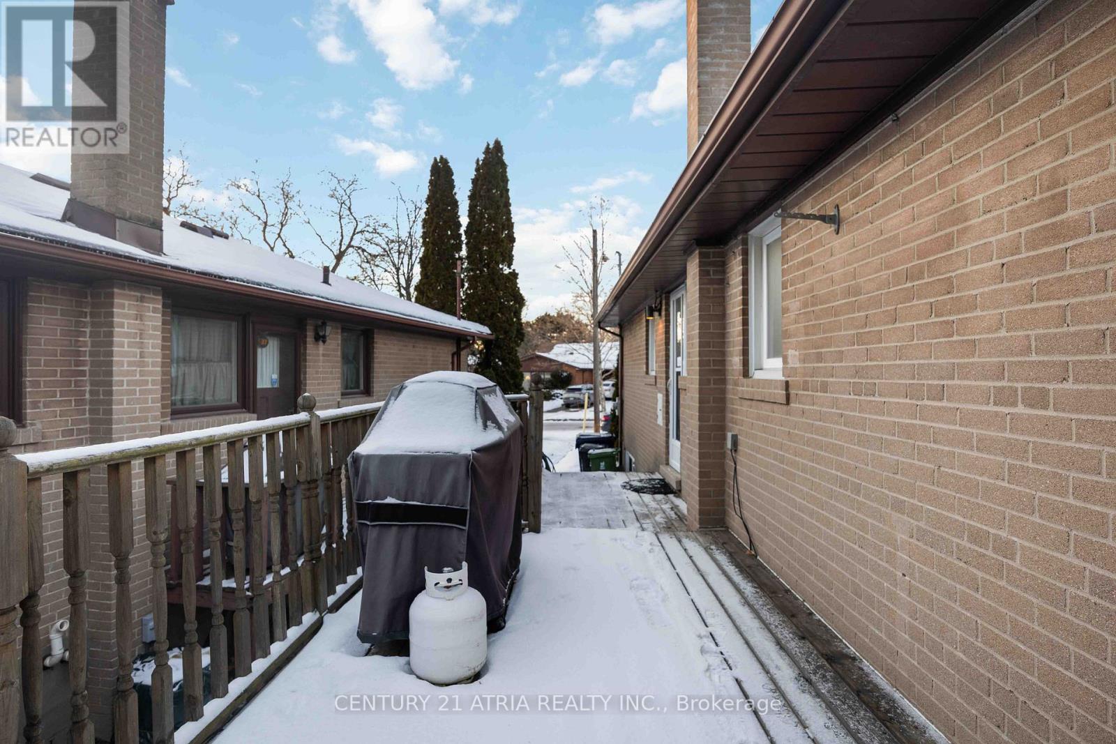 39 Amberdale Drive, Toronto, Ontario  M1P 4B9 - Photo 5 - E12606406