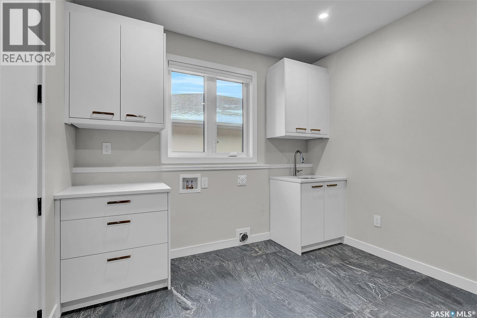 8267 Wascana Gardens Point, Regina, Saskatchewan  S4V 1G8 - Photo 30 - SK025134