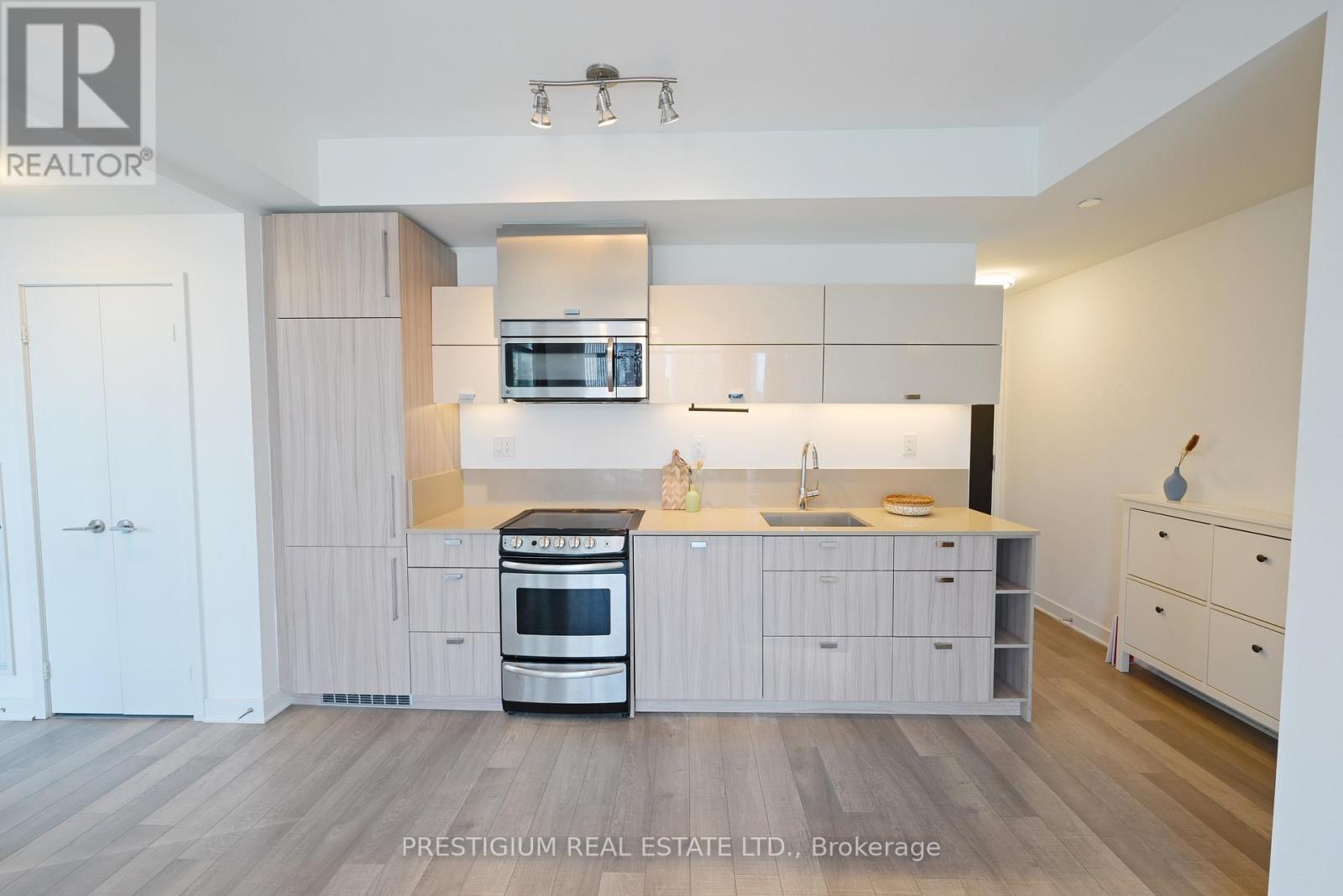 <div class="slider-price">$868,000</div><p>1910 - 290 Adelaide Street W, Toronto, Ontario</p>