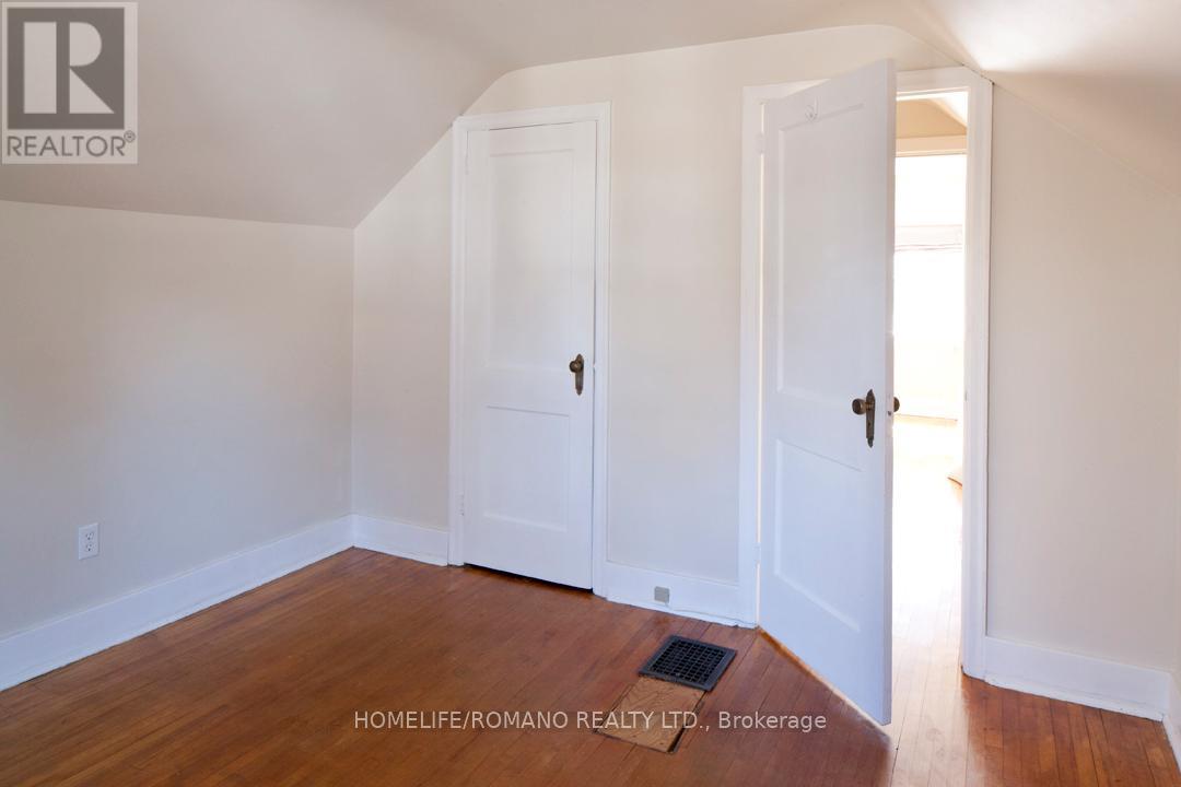 40 Lippincott Street W, Toronto, Ontario  M9N 1B4 - Photo 11 - W12606370