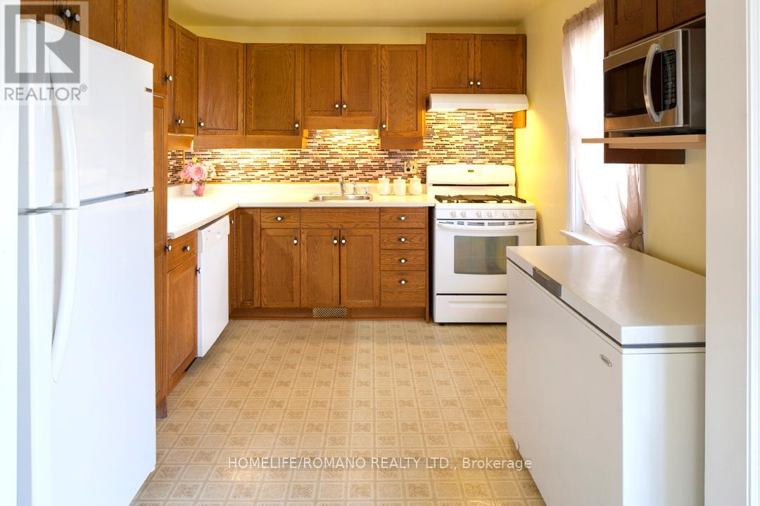 40 Lippincott Street W, Toronto, Ontario  M9N 1B4 - Photo 4 - W12606370