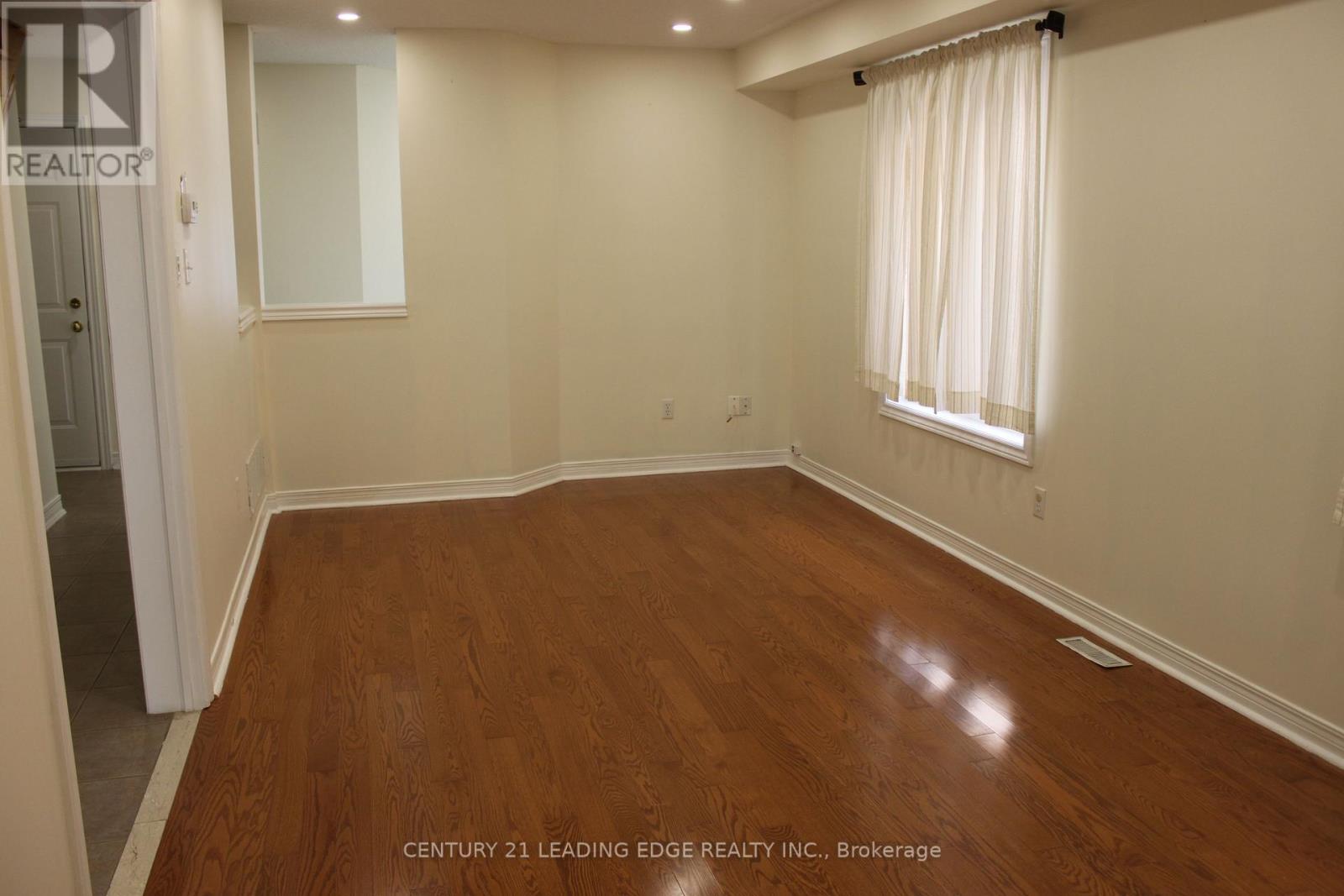 424 Oaktree Circle, Mississauga, Ontario L5W 1V5 - Photo 10 - W12606378