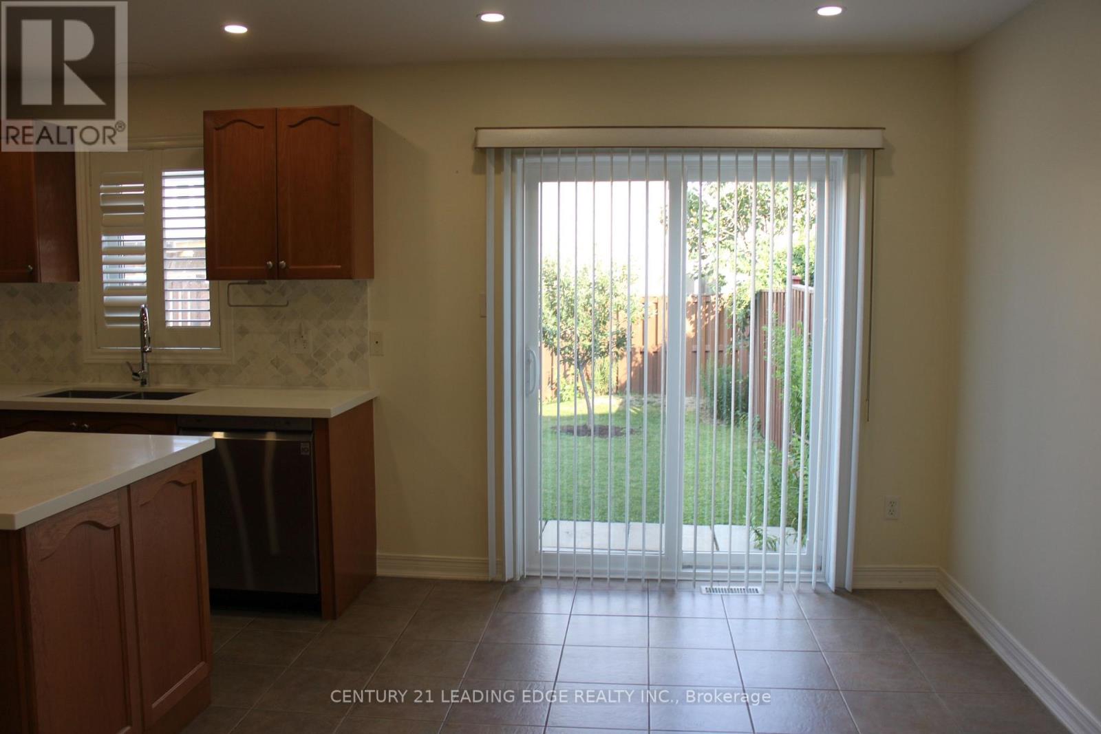 424 Oaktree Circle, Mississauga, Ontario L5W 1V5 - Photo 11 - W12606378