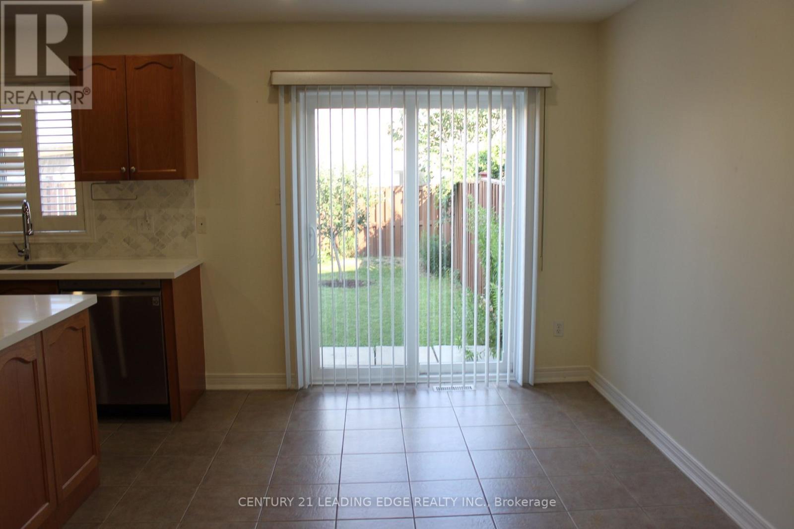 424 Oaktree Circle, Mississauga, Ontario L5W 1V5 - Photo 12 - W12606378