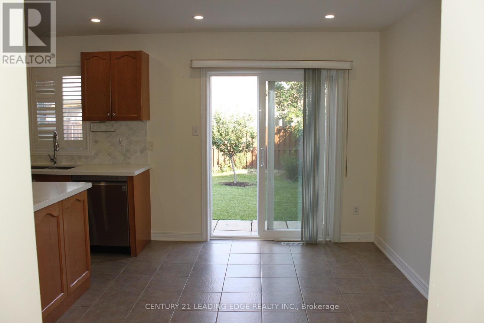 424 Oaktree Circle, Mississauga, Ontario L5W 1V5 - Photo 18 - W12606378