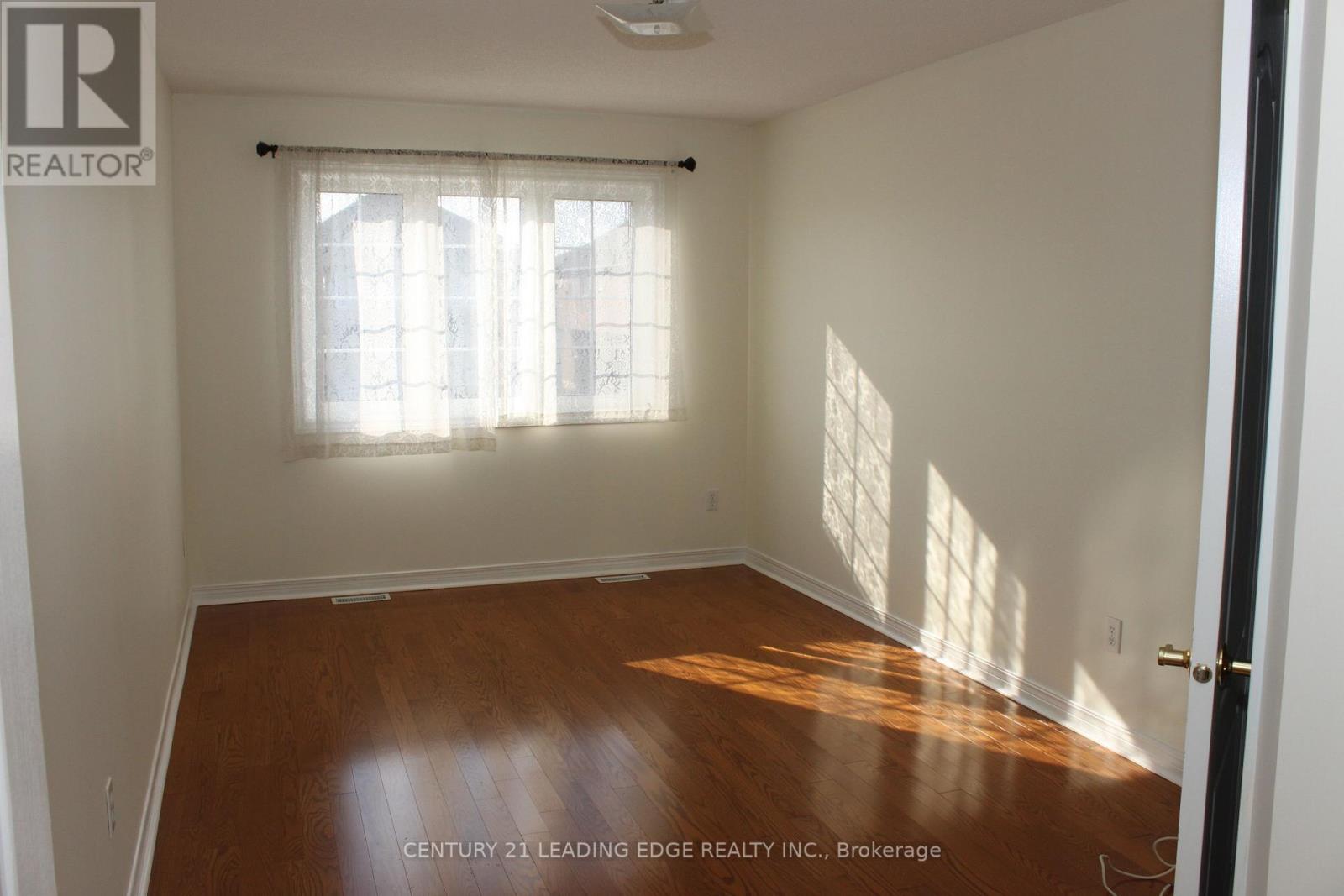 424 Oaktree Circle, Mississauga, Ontario L5W 1V5 - Photo 21 - W12606378