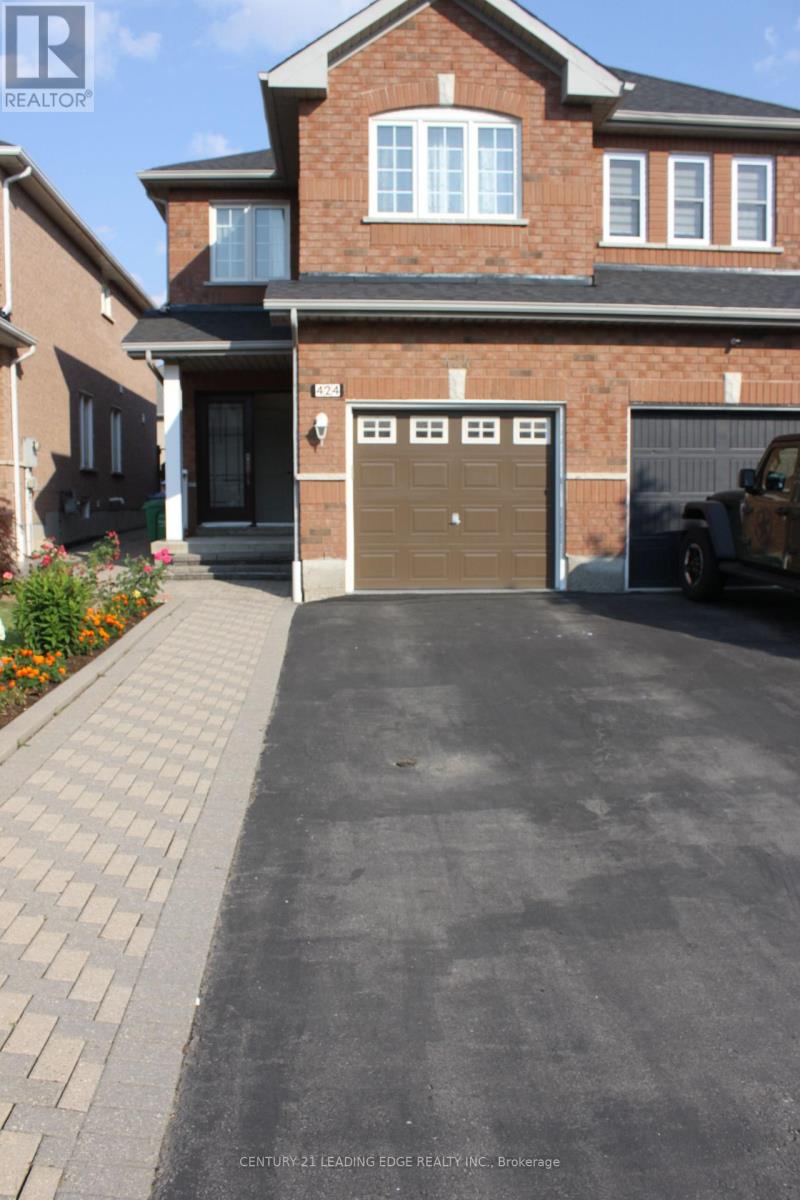 424 Oaktree Circle, Mississauga, Ontario L5W 1V5 - Photo 3 - W12606378