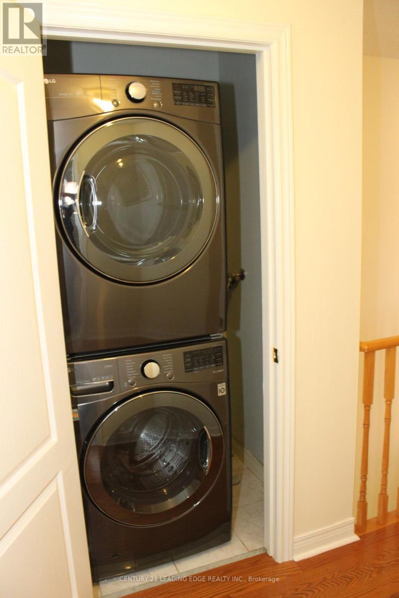 424 Oaktree Circle, Mississauga, Ontario L5W 1V5 - Photo 30 - W12606378