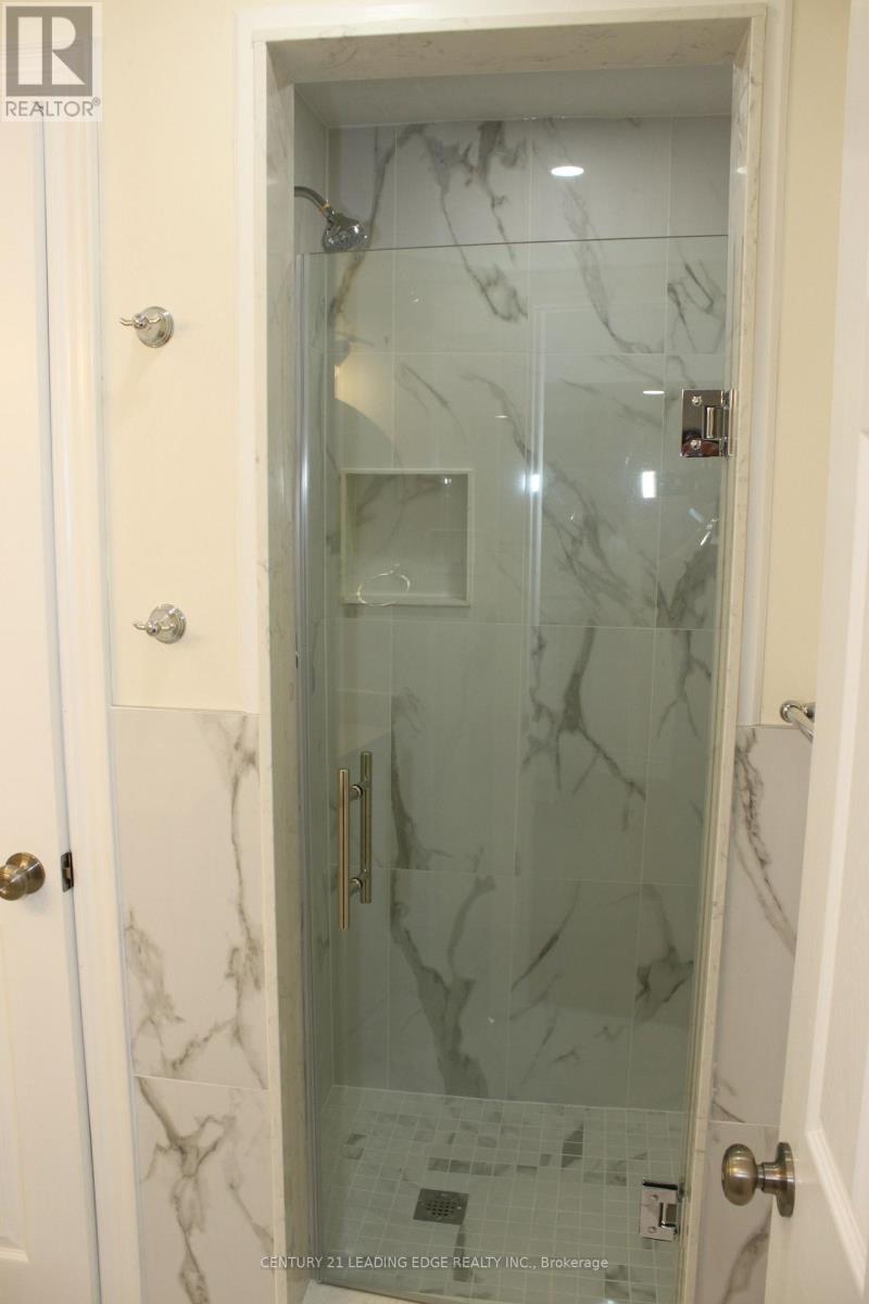 424 Oaktree Circle, Mississauga, Ontario L5W 1V5 - Photo 37 - W12606378