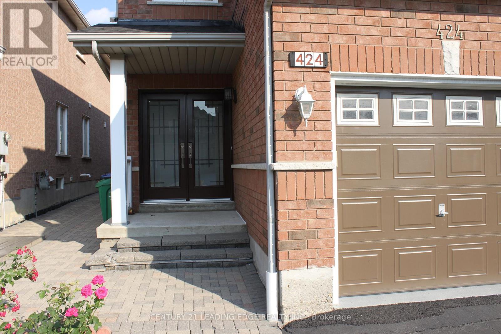 424 Oaktree Circle, Mississauga, Ontario L5W 1V5 - Photo 5 - W12606378