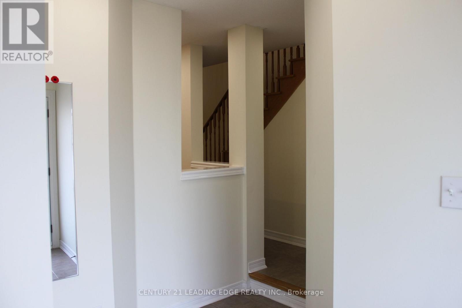 424 Oaktree Circle, Mississauga, Ontario L5W 1V5 - Photo 6 - W12606378