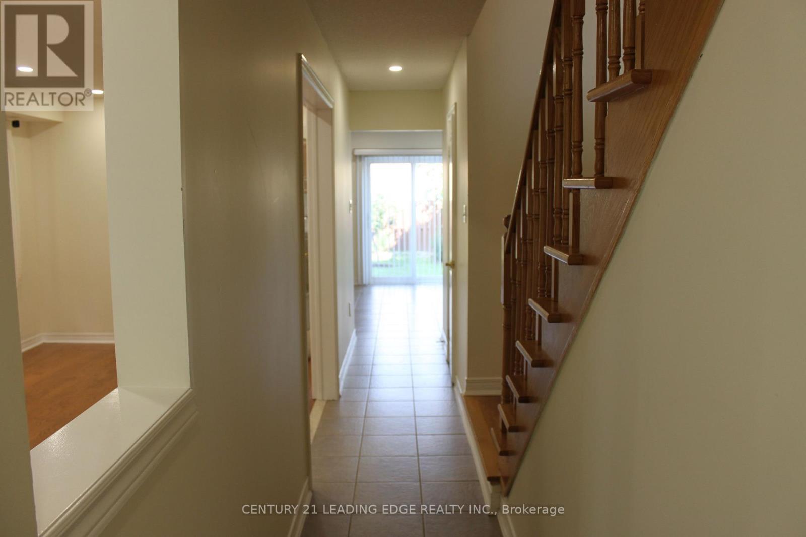 424 Oaktree Circle, Mississauga, Ontario L5W 1V5 - Photo 7 - W12606378