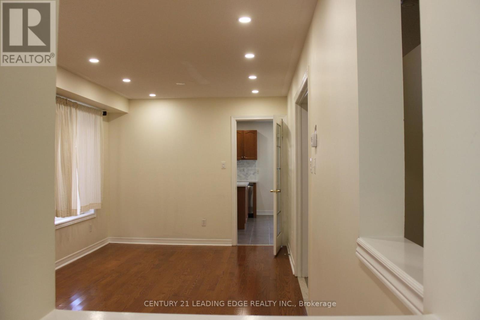 424 Oaktree Circle, Mississauga, Ontario L5W 1V5 - Photo 8 - W12606378