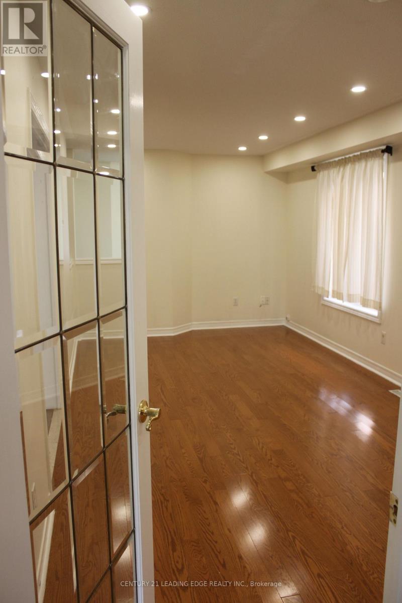 424 Oaktree Circle, Mississauga, Ontario L5W 1V5 - Photo 9 - W12606378