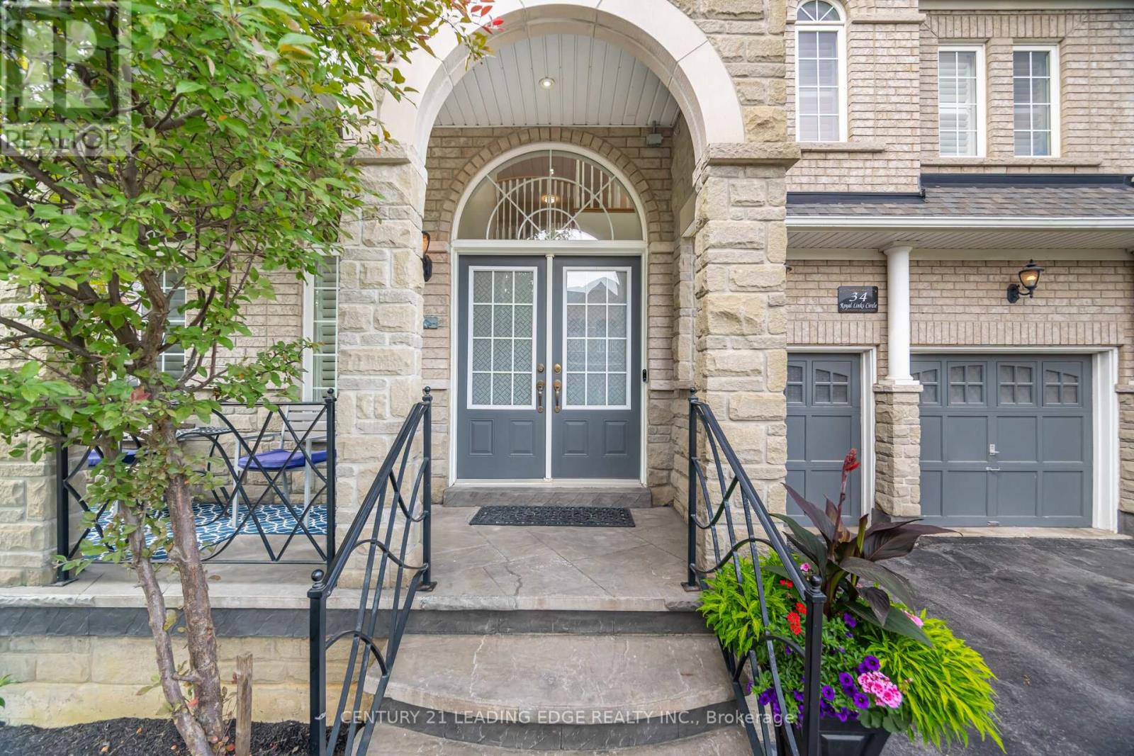 34 Royal Links Circle, Brampton, Ontario  L6P 2Z9 - Photo 4 - W12606402