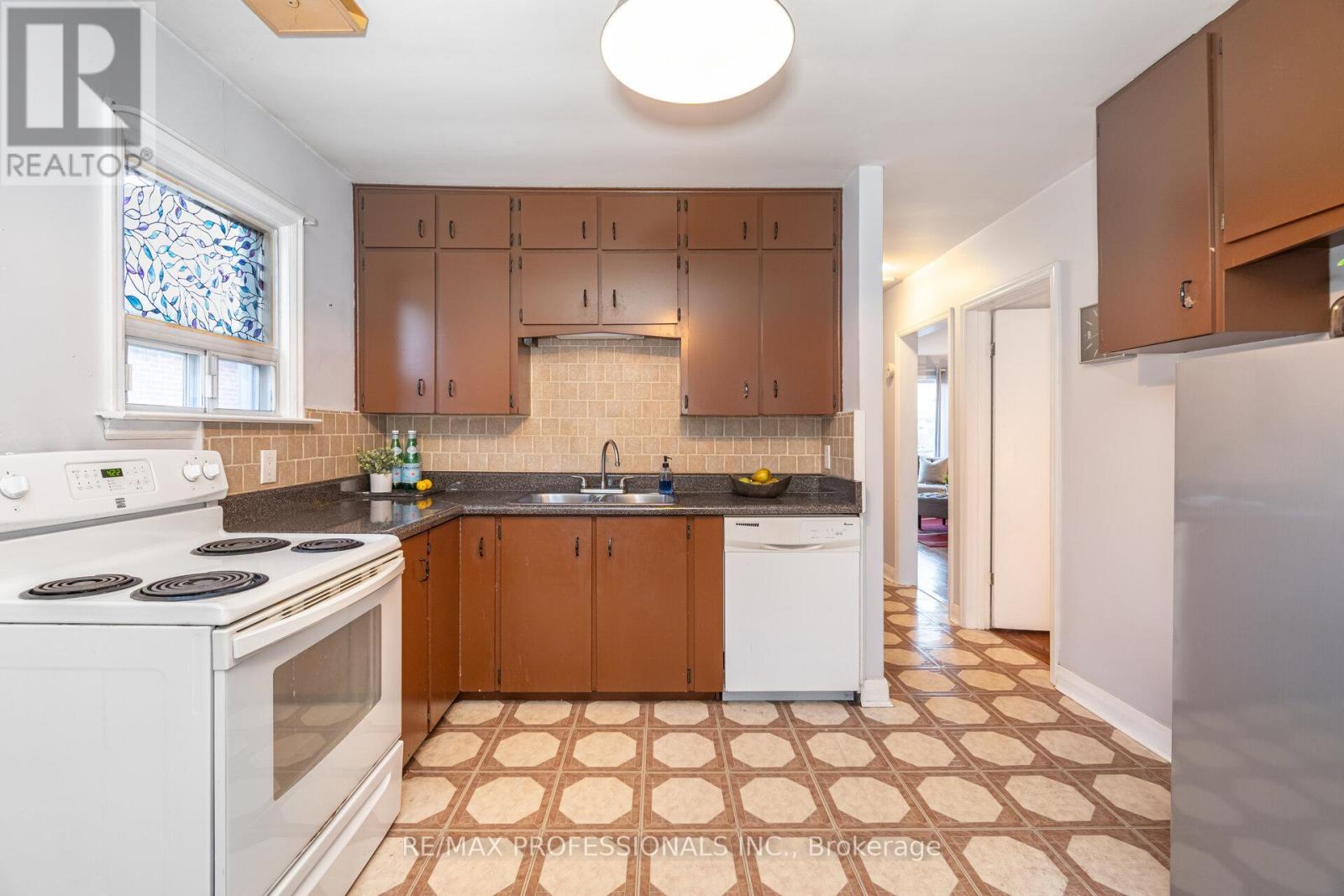 10 Avalon Road, Toronto, Ontario  M8W 2E3 - Photo 13 - W12595472