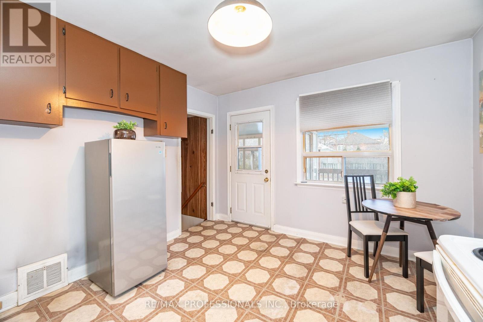 10 Avalon Road, Toronto, Ontario  M8W 2E3 - Photo 14 - W12595472