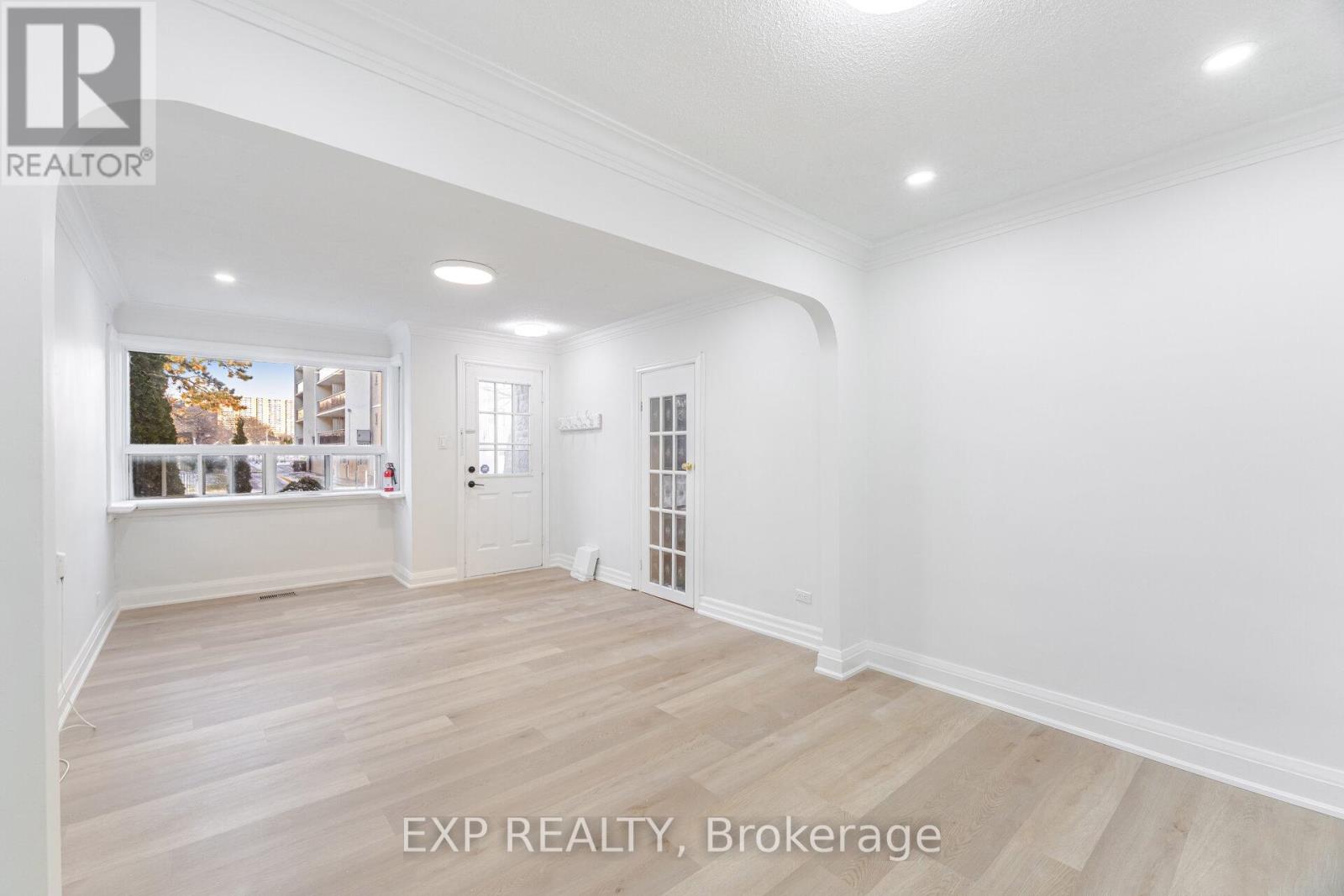 132 Barrington Avenue, Toronto, Ontario  M4C 4Z2 - Photo 10 - E12606456