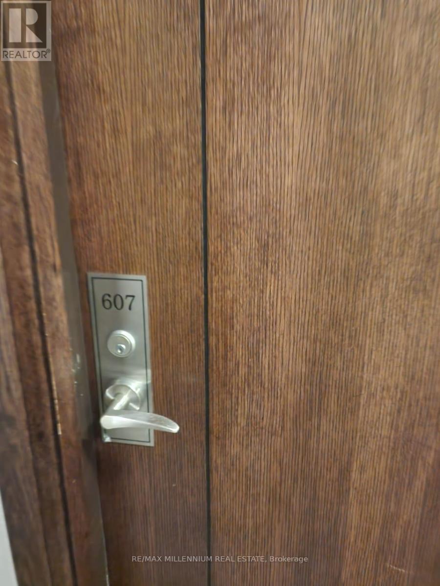 <div class="slider-price">$2,350 Monthly</div><p>607 - 339 Rathburn Road W, Mississauga, Ontario</p>