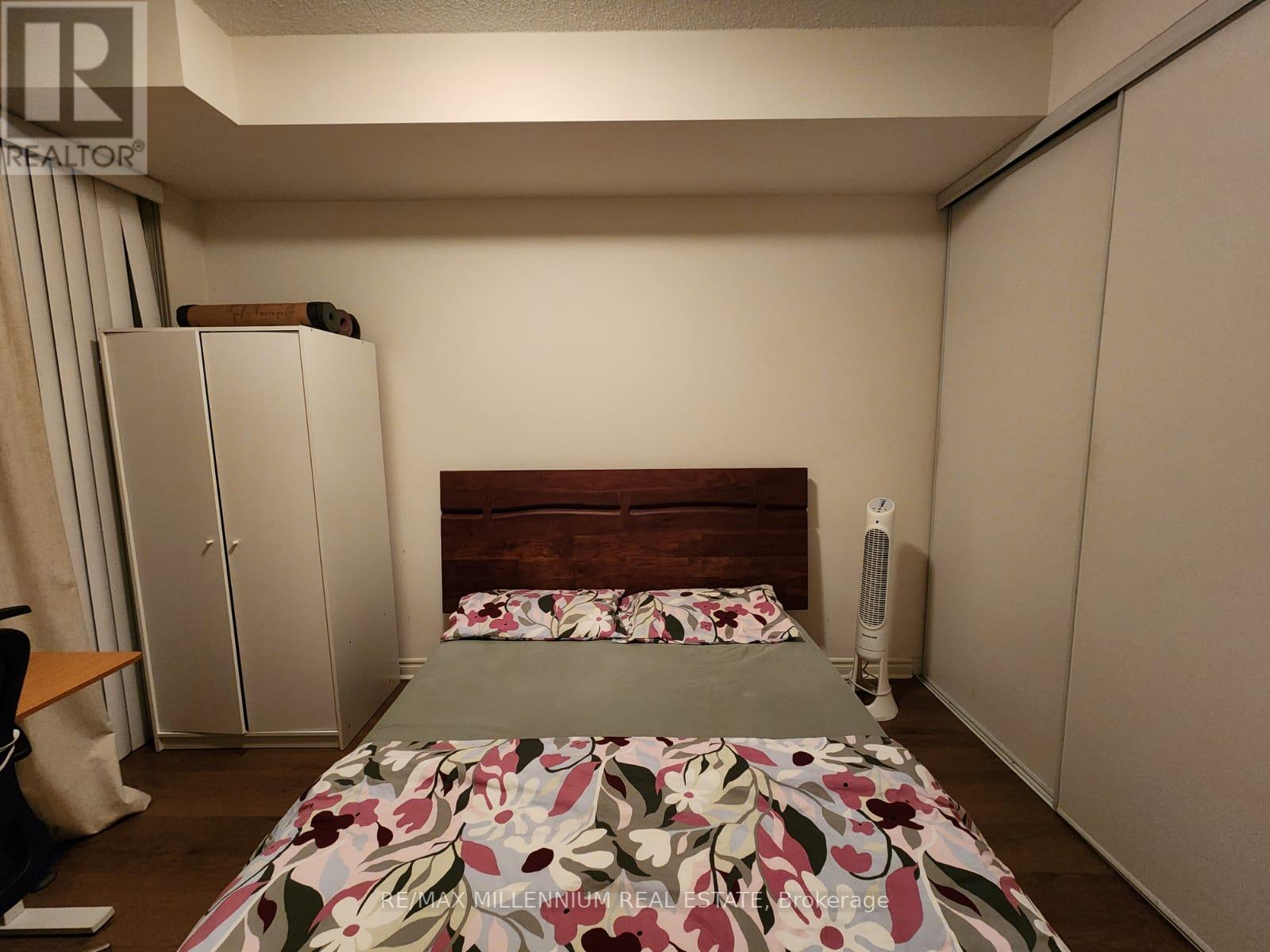 607 - 339 Rathburn Road W, Mississauga, Ontario  L5B 0K6 - Photo 2 - W12606412