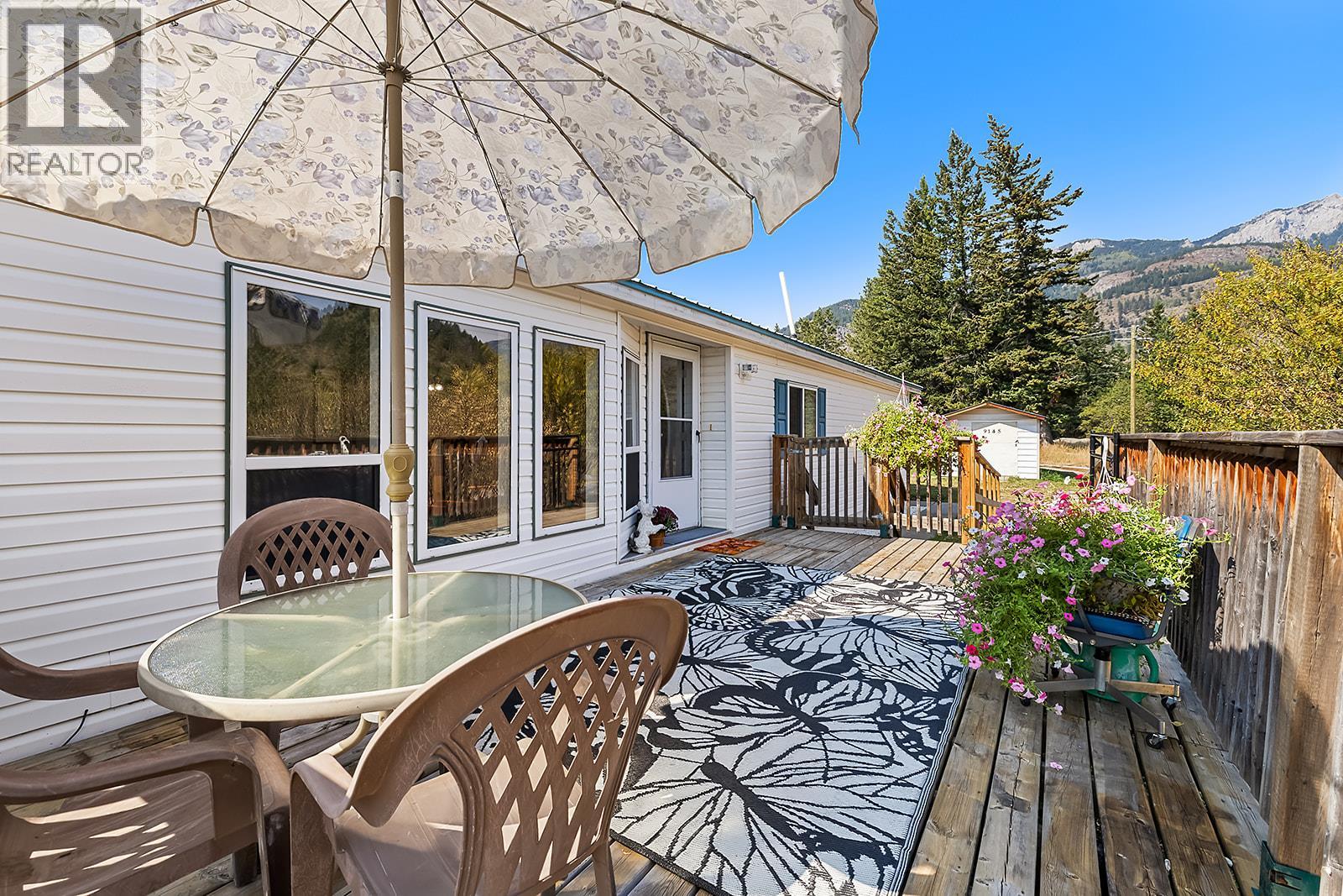 9145 Cascade Street, Elko, British Columbia  V0B 1T3 - Photo 1 - 10370745