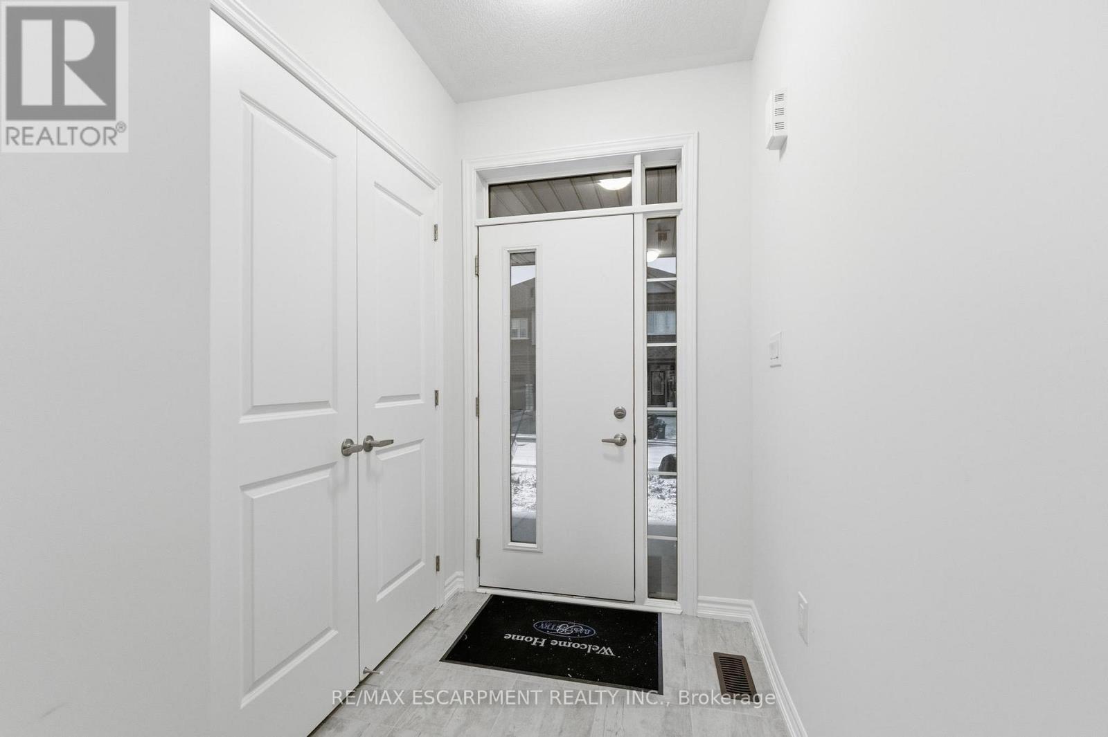 9 Admiral Road, Welland, Ontario  L3B 0H3 - Photo 5 - X12606424