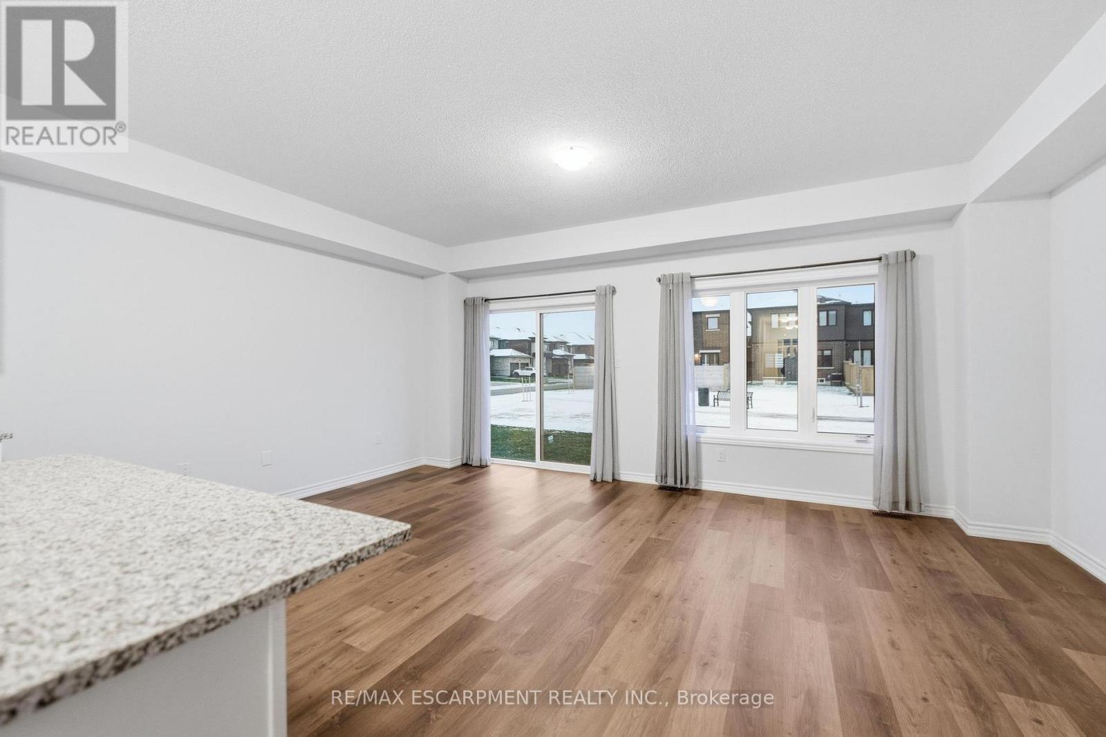 9 Admiral Road, Welland, Ontario  L3B 0H3 - Photo 7 - X12606424