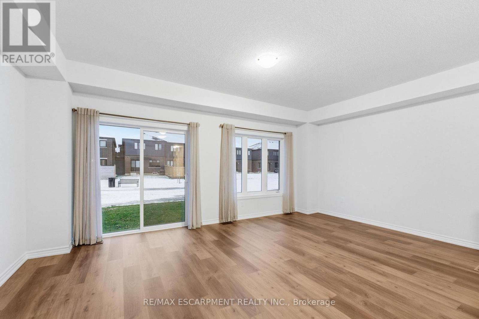 9 Admiral Road, Welland, Ontario  L3B 0H3 - Photo 8 - X12606424