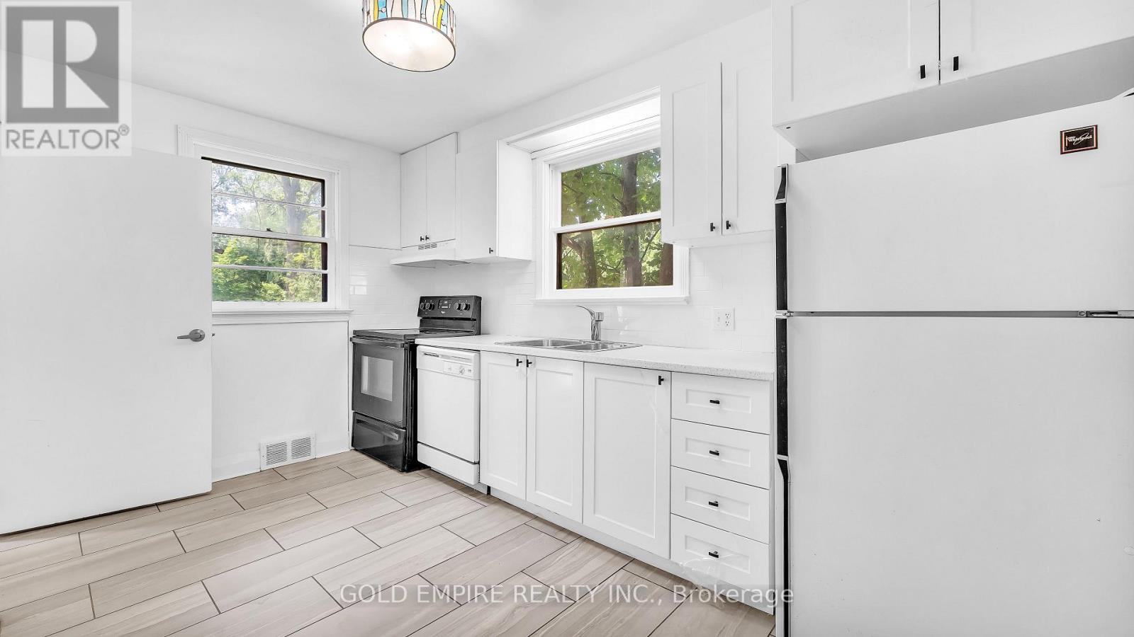 157 Chestnut Street, St. Thomas, Ontario  N5R 2B3 - Photo 5 - X12606524