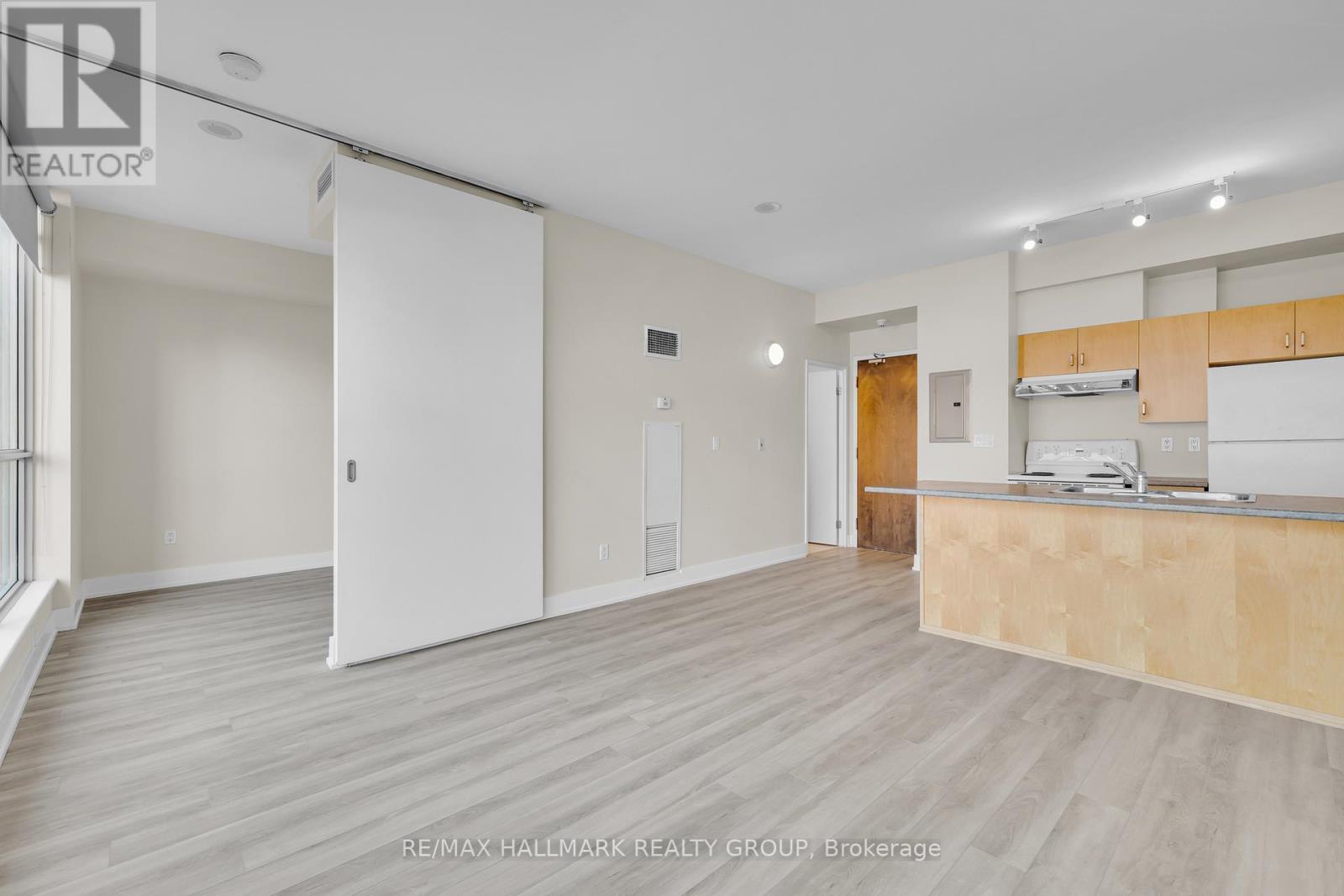 210 - 180 York Street, Ottawa, Ontario  K1N 1J6 - Photo 4 - X12606526