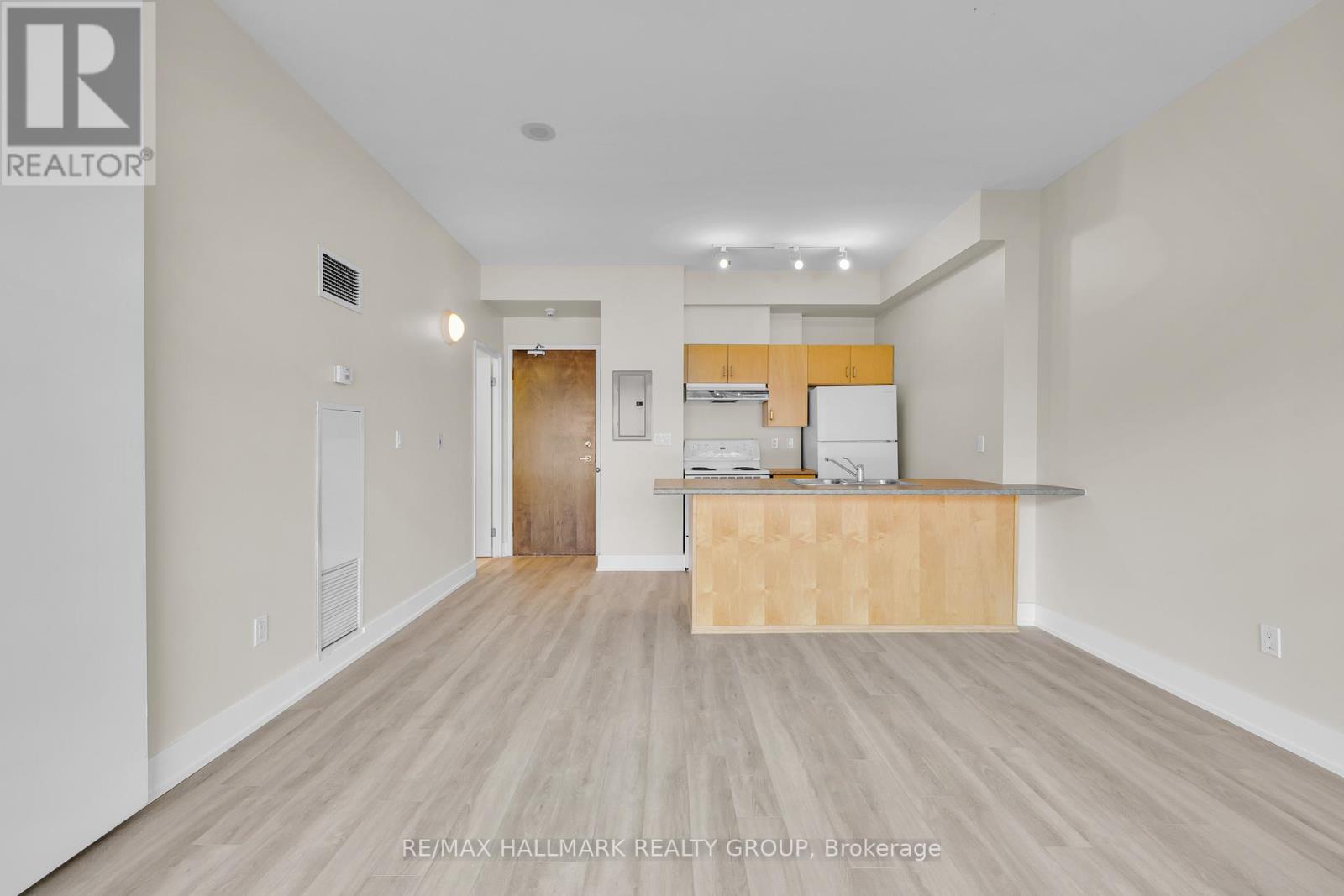 210 - 180 York Street, Ottawa, Ontario  K1N 1J6 - Photo 5 - X12606526