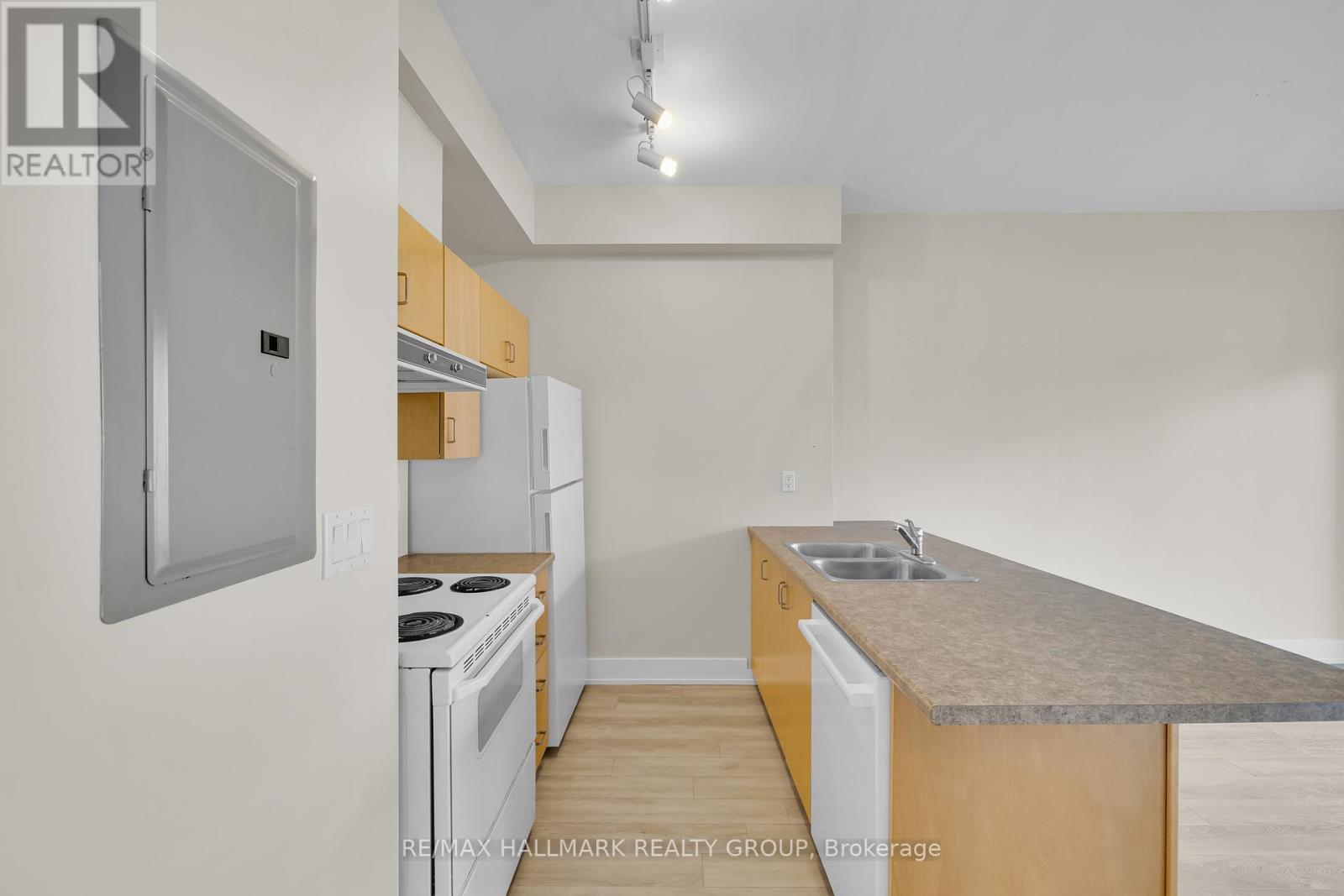 210 - 180 York Street, Ottawa, Ontario  K1N 1J6 - Photo 6 - X12606526