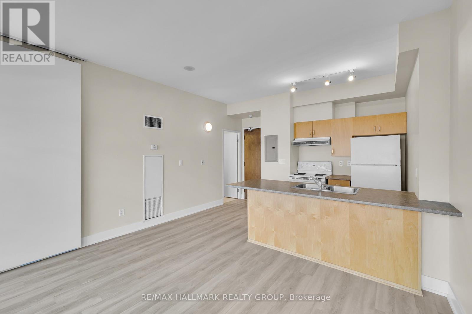 210 - 180 York Street, Ottawa, Ontario  K1N 1J6 - Photo 8 - X12606526