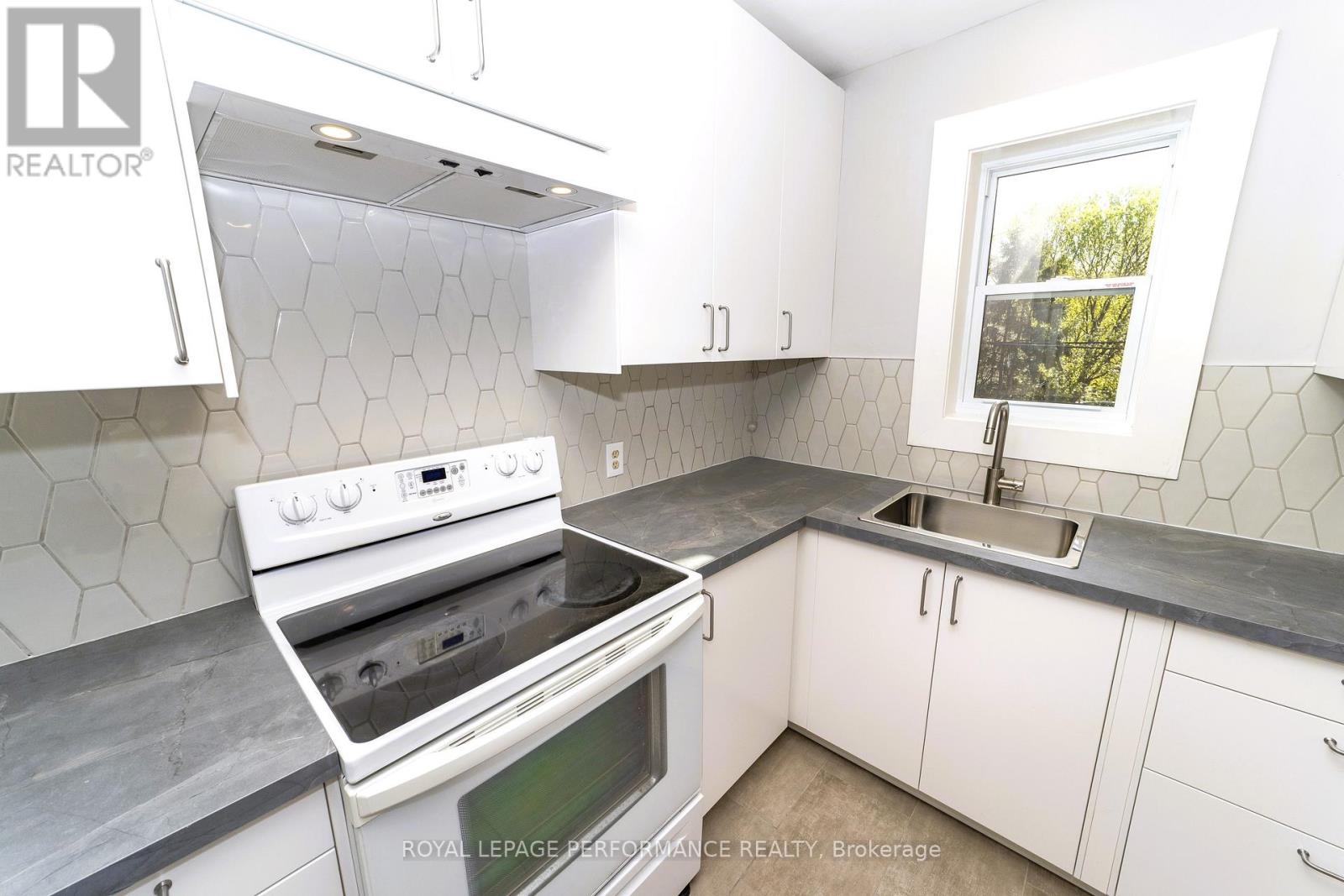 A - 17 Springfield Road, Ottawa, Ontario  K1M 1C8 - Photo 10 - X12606614