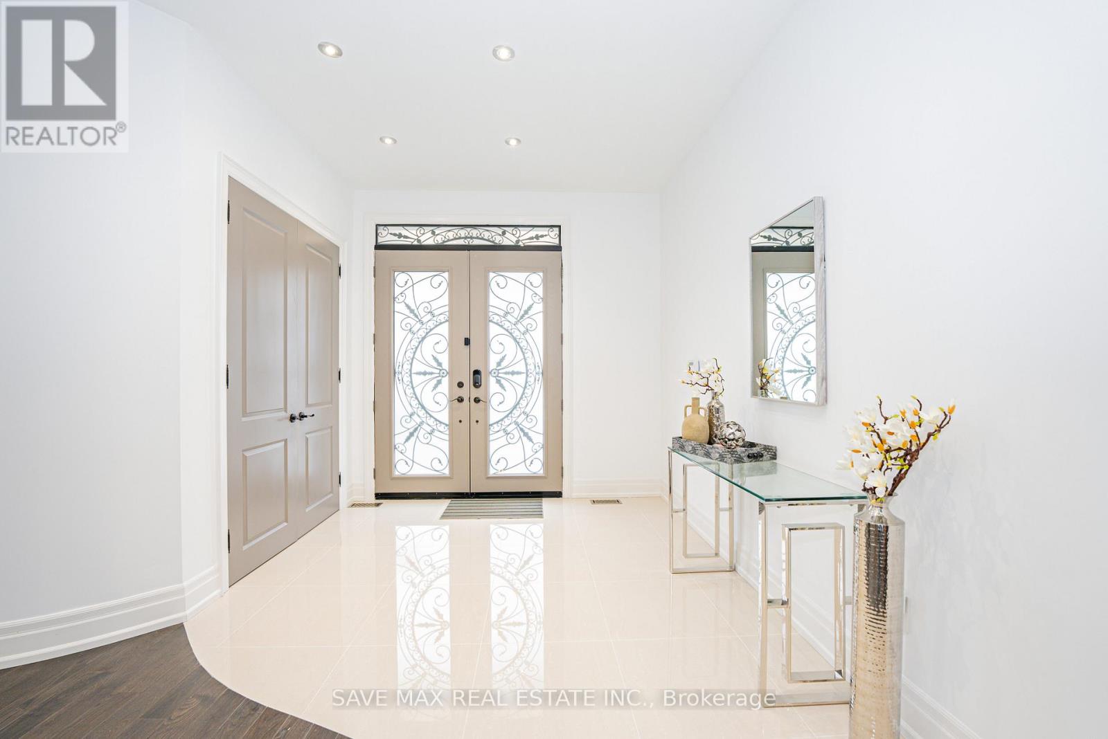 23 Hillcrest Avenue, Brampton, Ontario  L6W 1Y7 - Photo 3 - W12606438