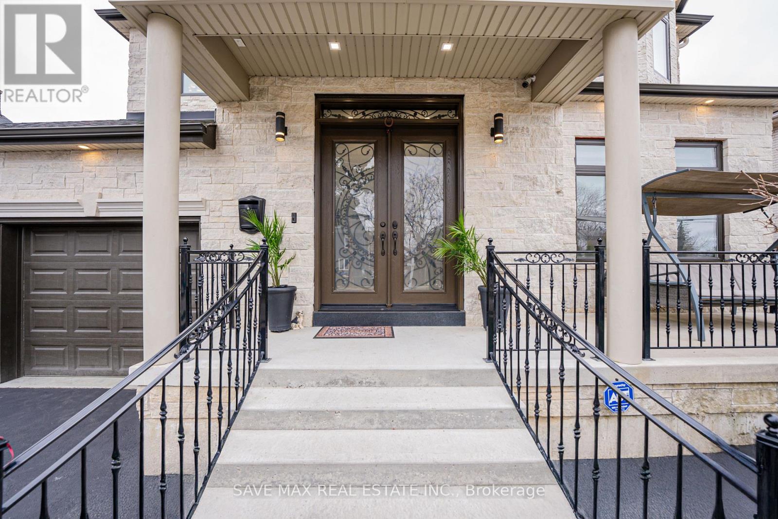 23 Hillcrest Avenue, Brampton, Ontario  L6W 1Y7 - Photo 2 - W12606438