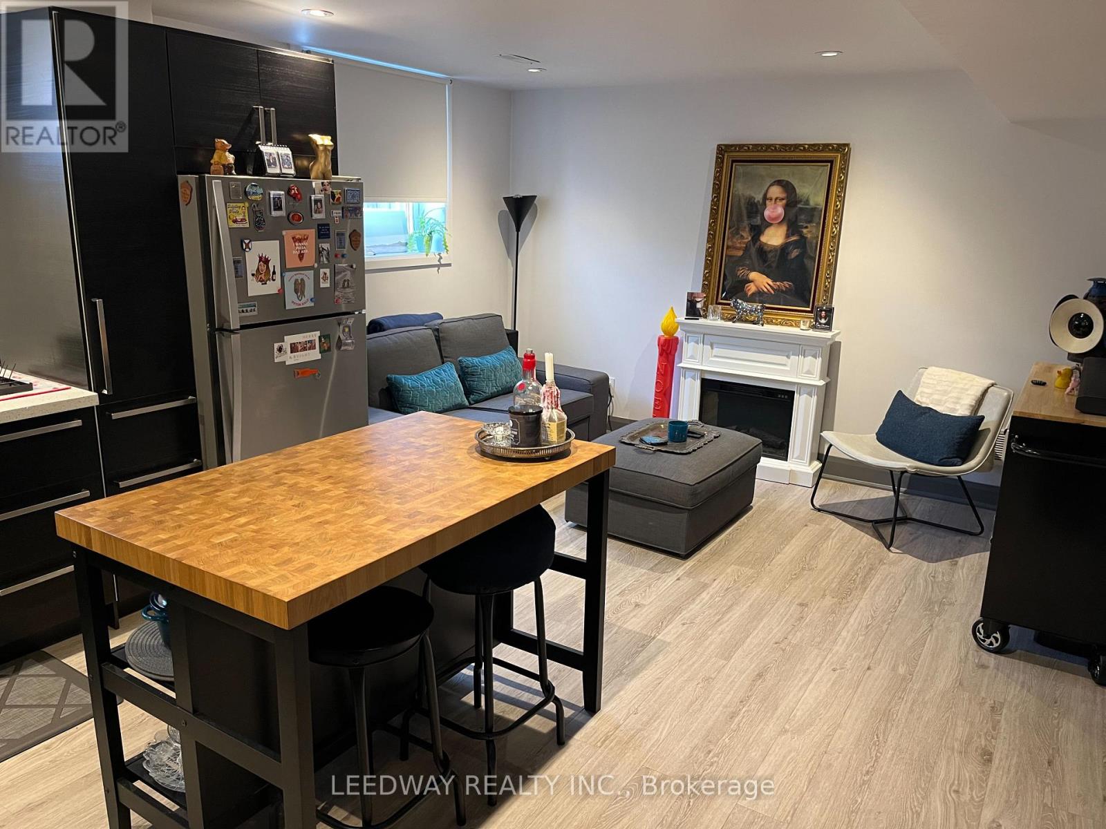 <div class="slider-price">$1,750 Monthly</div><p>1 - 2247 Haltyre Court, Mississauga, Ontario</p>