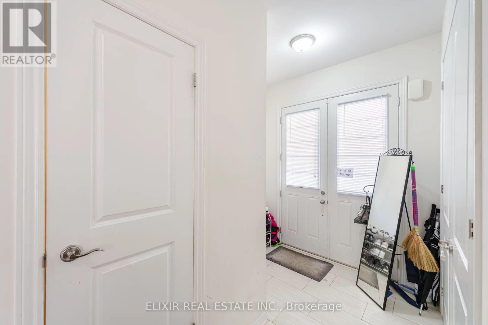 59 Lola Crescent, Brampton, Ontario L7A 4J8 - Photo 4 - W12606562