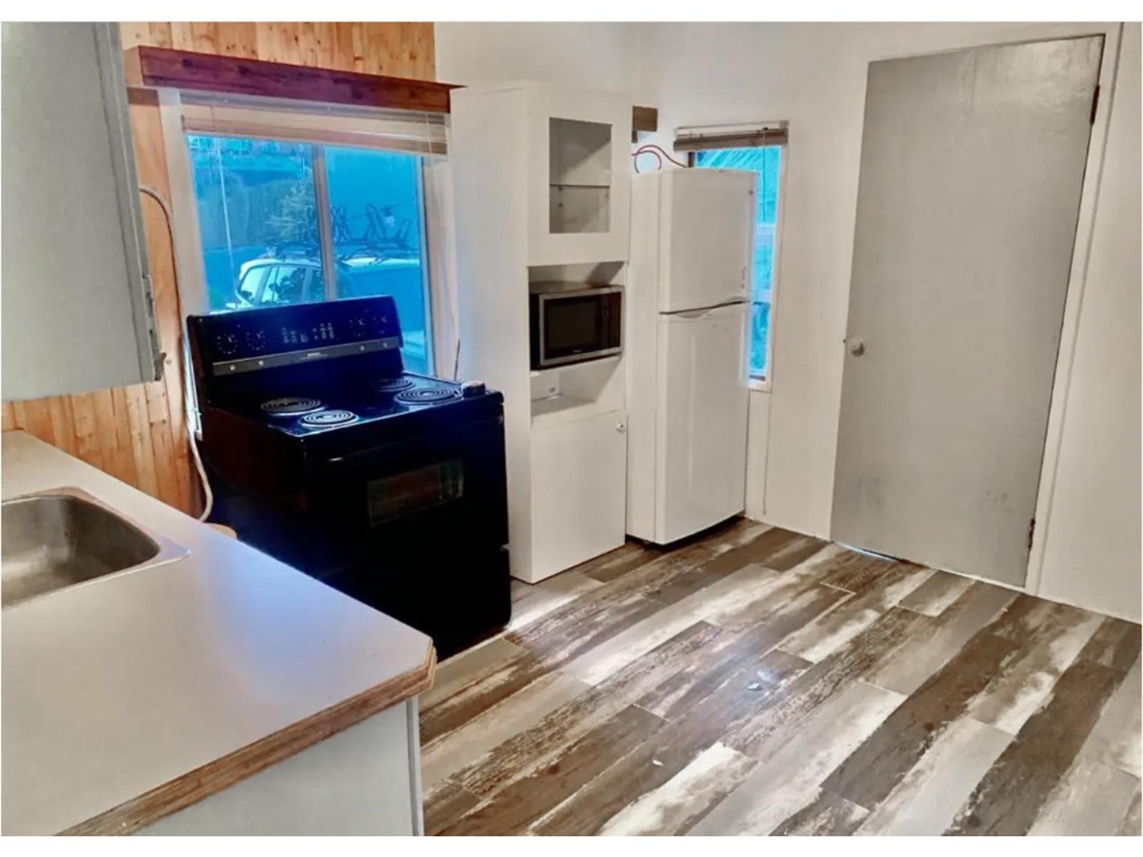 942 Lee Street, White Rock, British Columbia V4B 4N8 - Photo 3 - R3071973