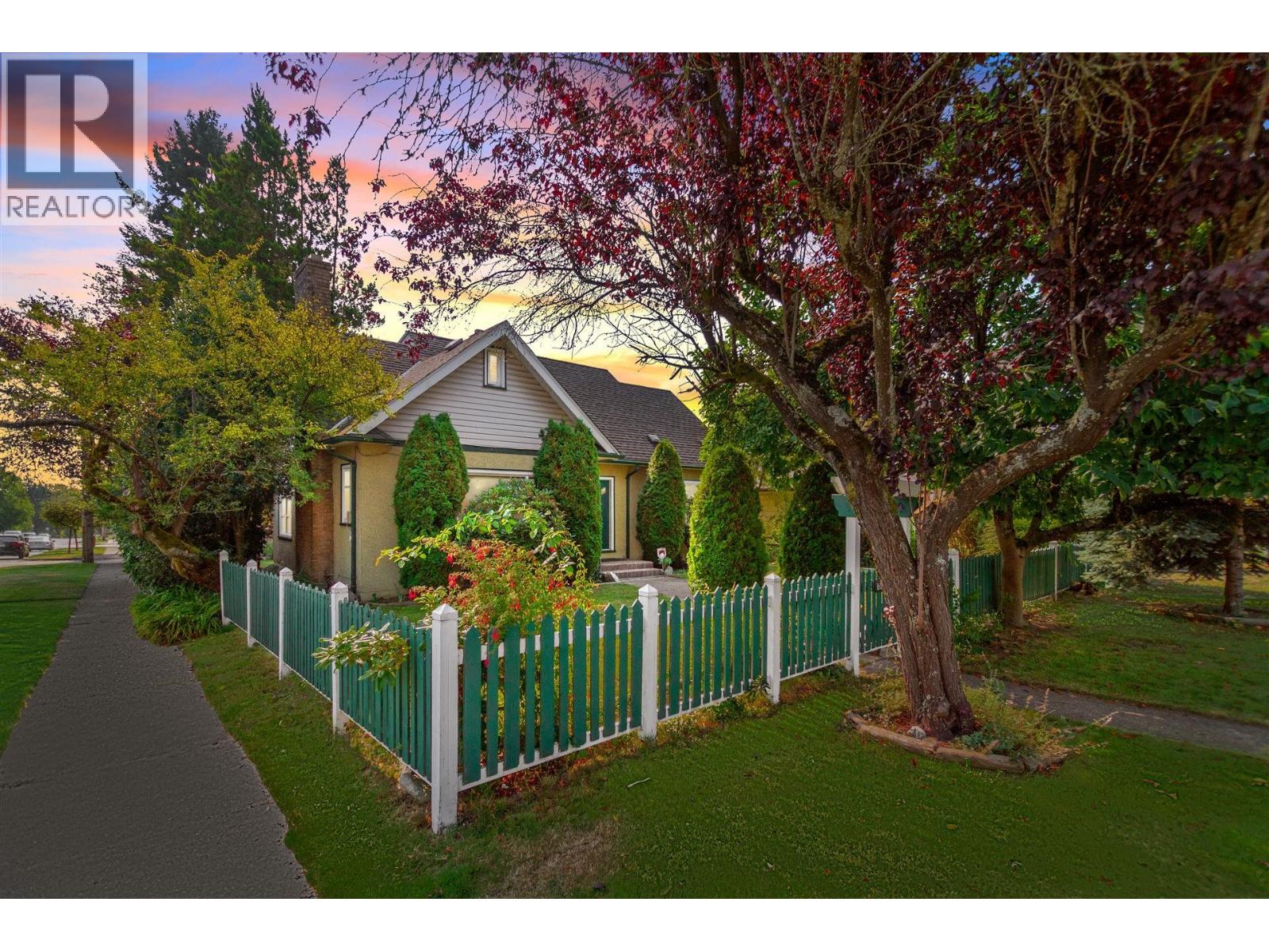 1602 TENTH AVENUE, New Westminster, British Columbia